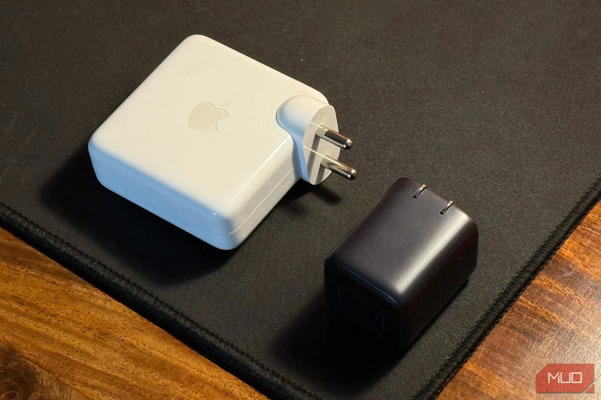 So sánh kích thước củ sạc nhỏ gọn của iPhone và adapter MacBook lớn hơn