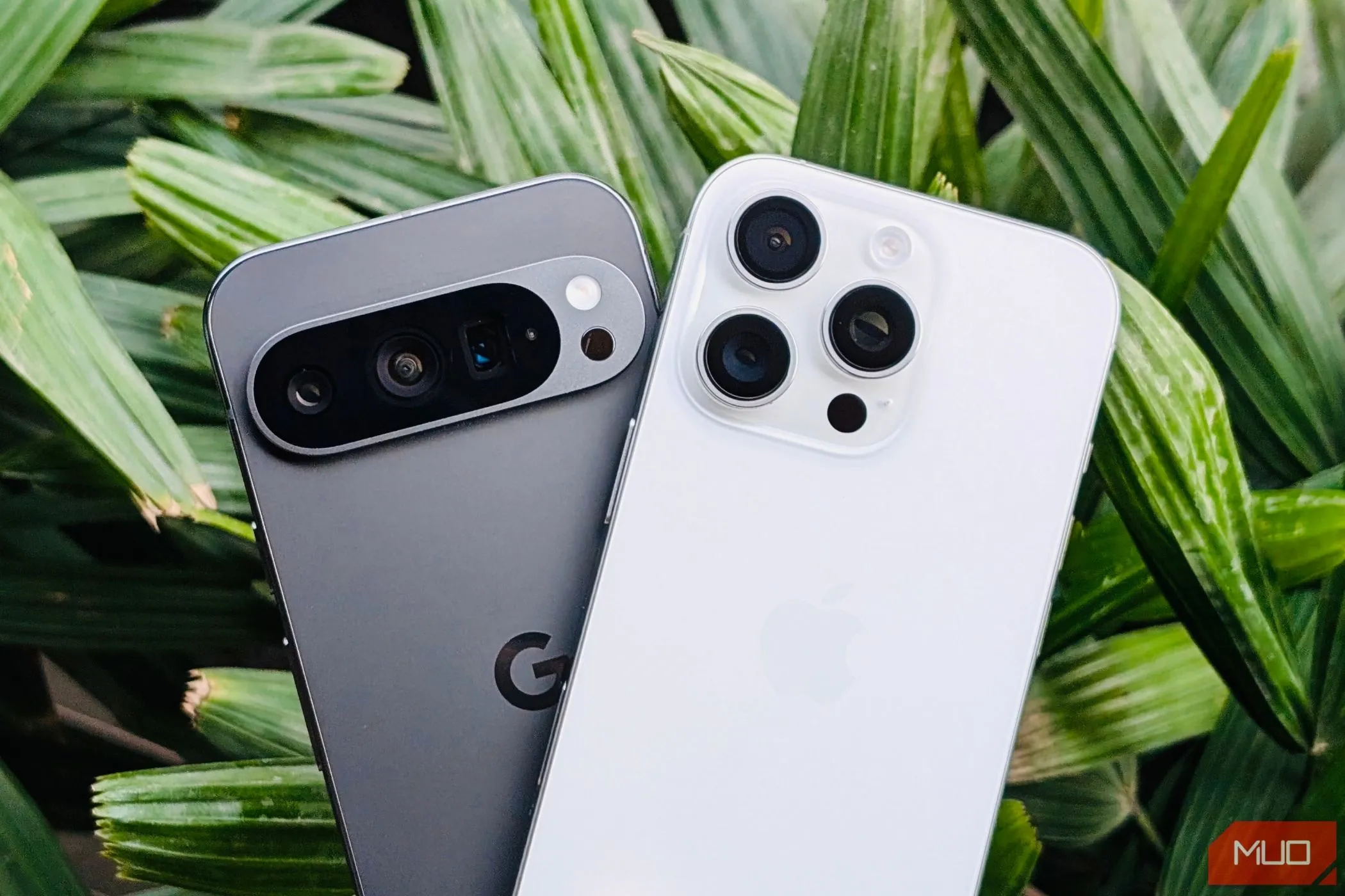 So sánh thiết kế giữa Google Pixel 9 Pro và iPhone 16 Pro, hai mẫu flagship với hệ sinh thái phụ kiện khác biệt rõ rệt.