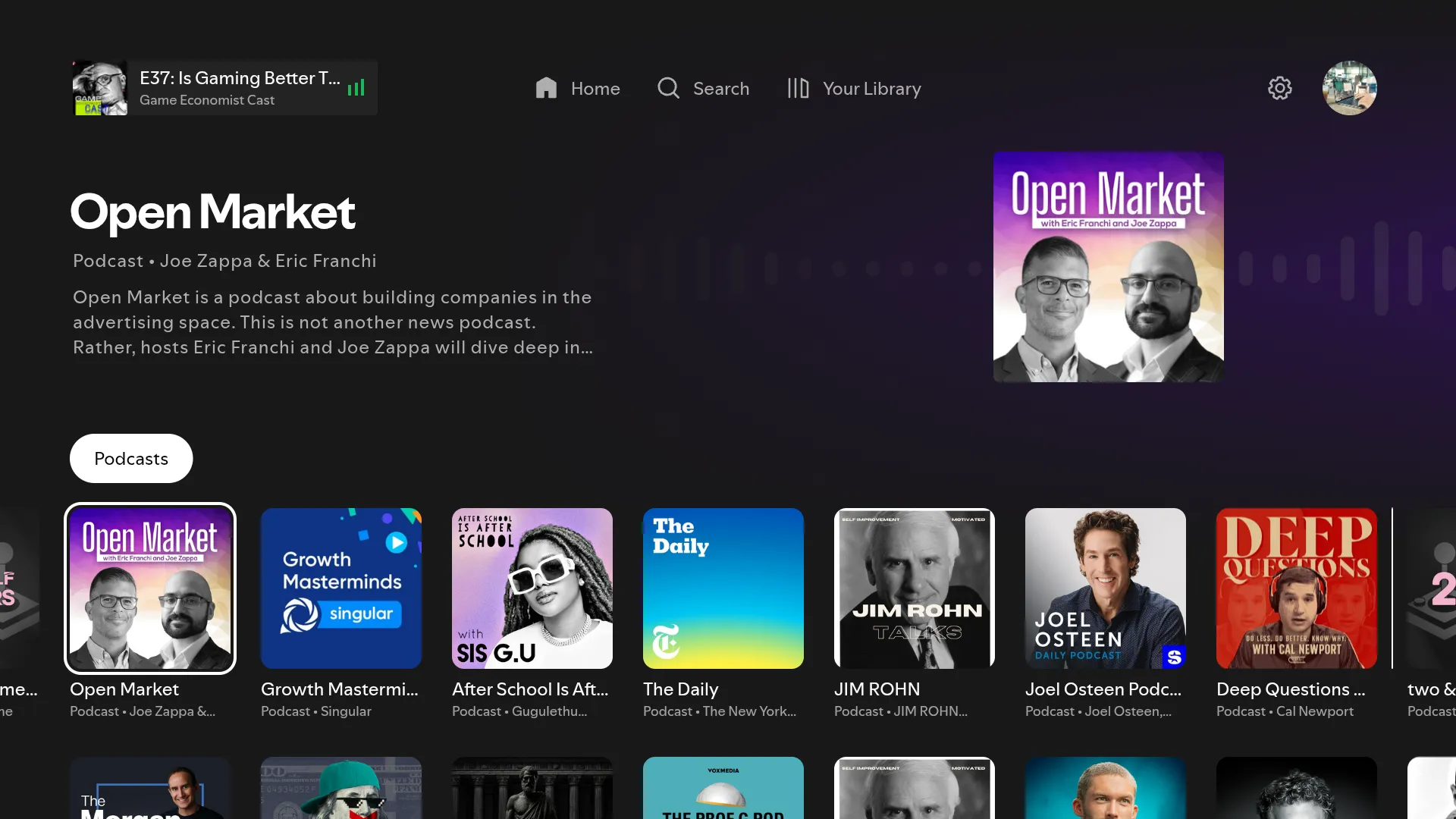 Tab &quot;Podcasts&quot; trên ứng dụng Spotify dành cho TV, hiển thị các chương trình podcast được đề xuất và danh sách phát.