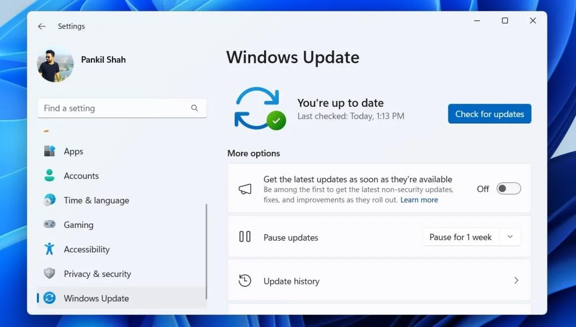Tab &quot;Windows Update&quot; trong ứng dụng Cài đặt của Windows, hiển thị trạng thái cập nhật hệ điều hành và driver, quan trọng để nâng cao bảo mật và hiệu năng máy tính.