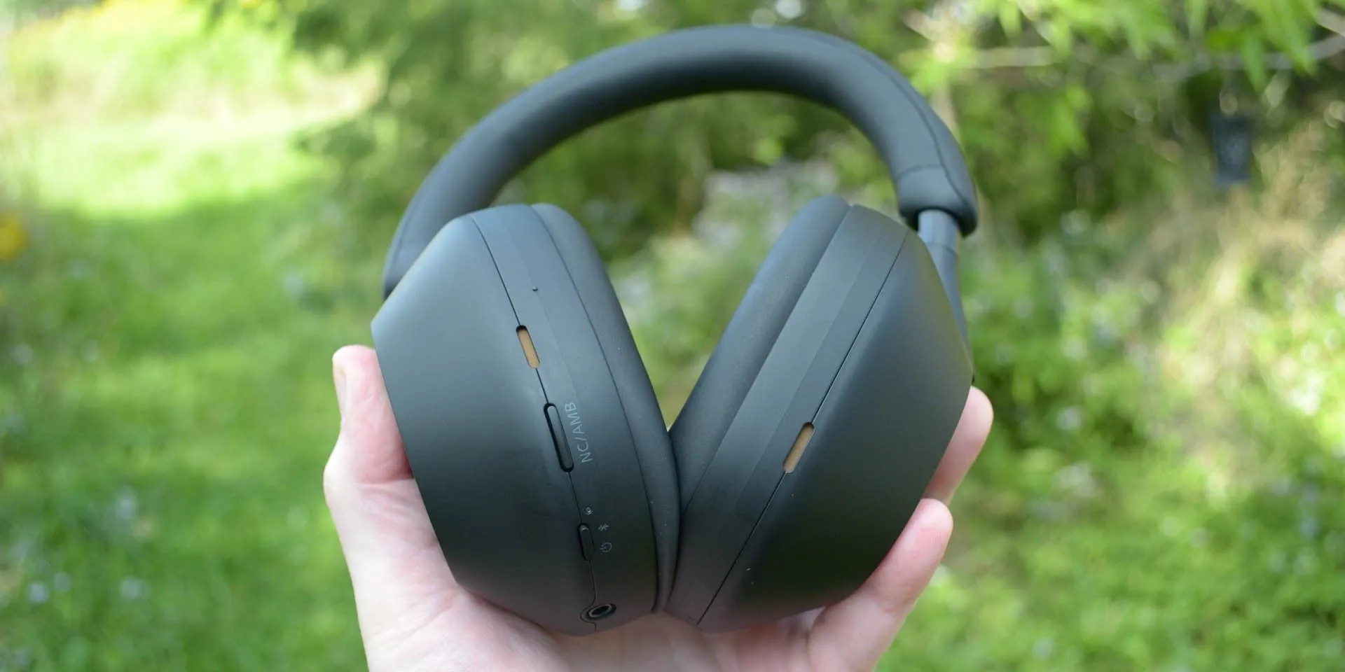 Tai nghe không dây Sony WH-1000XM5 màu đen sang trọng, lý tưởng cho trải nghiệm âm thanh cá nhân