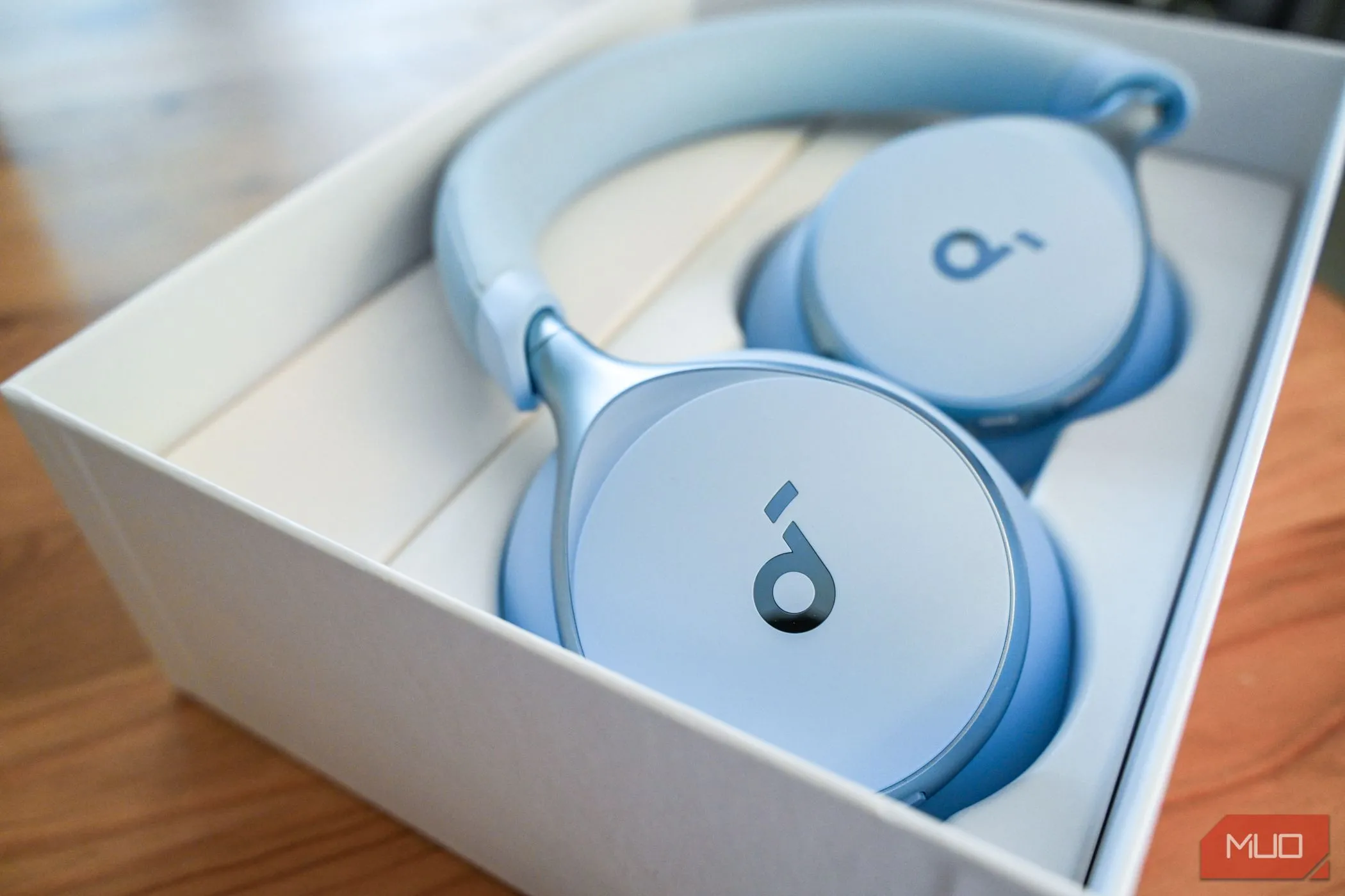 Tai nghe Soundcore Space One bên trong hộp, đại diện cho lựa chọn tai nghe không dây giá tốt.