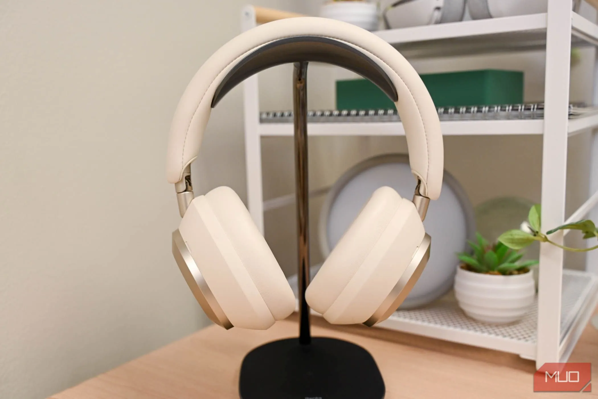 Tai nghe Soundcore Space One Pro trên giá đỡ, minh họa cho tai nghe không dây phổ thông chất lượng.