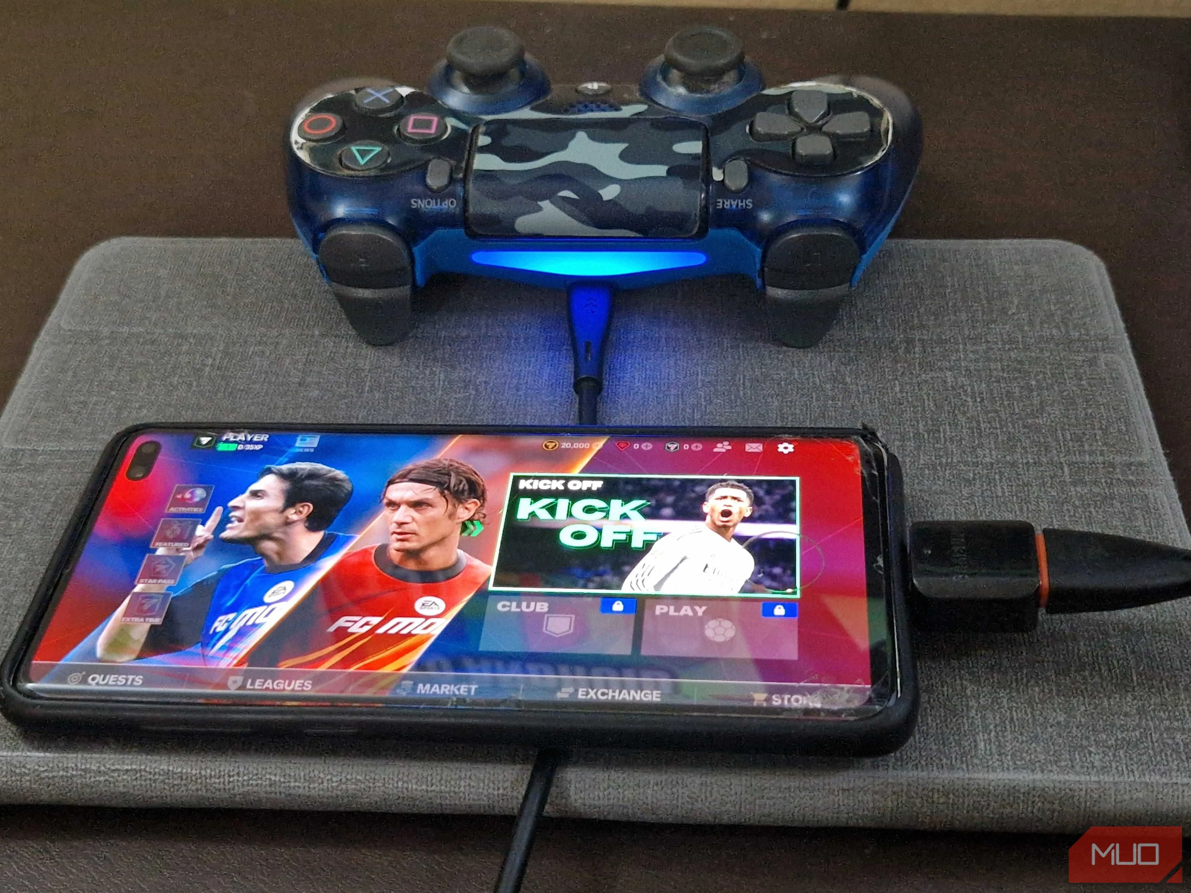Tay cầm PS4 kết nối smartphone qua adapter OTG và cáp USB, nâng cao trải nghiệm chơi game di động