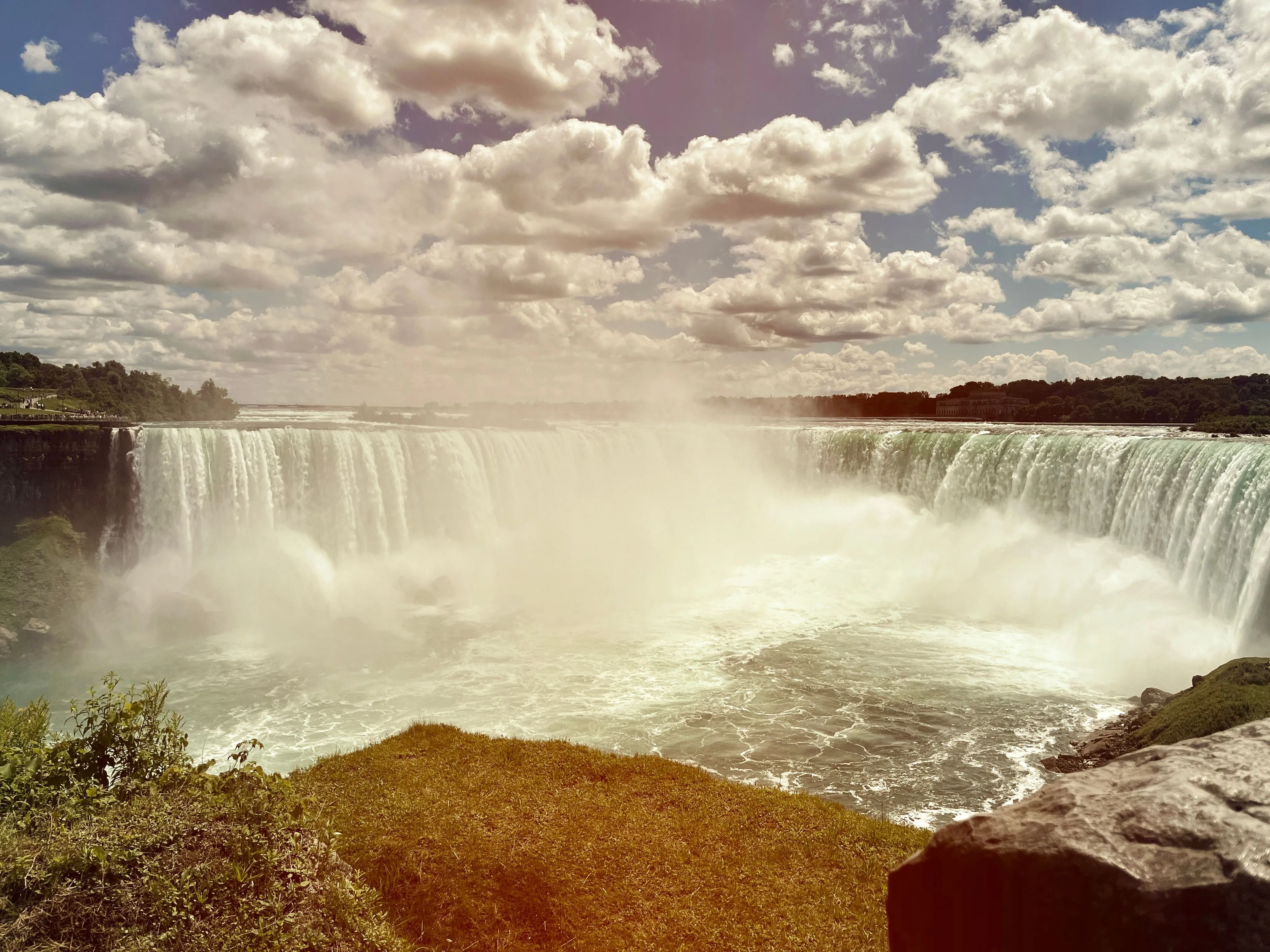 Thác Niagara với hiệu ứng nghệ thuật sáng tạo được áp dụng qua Photoleap.