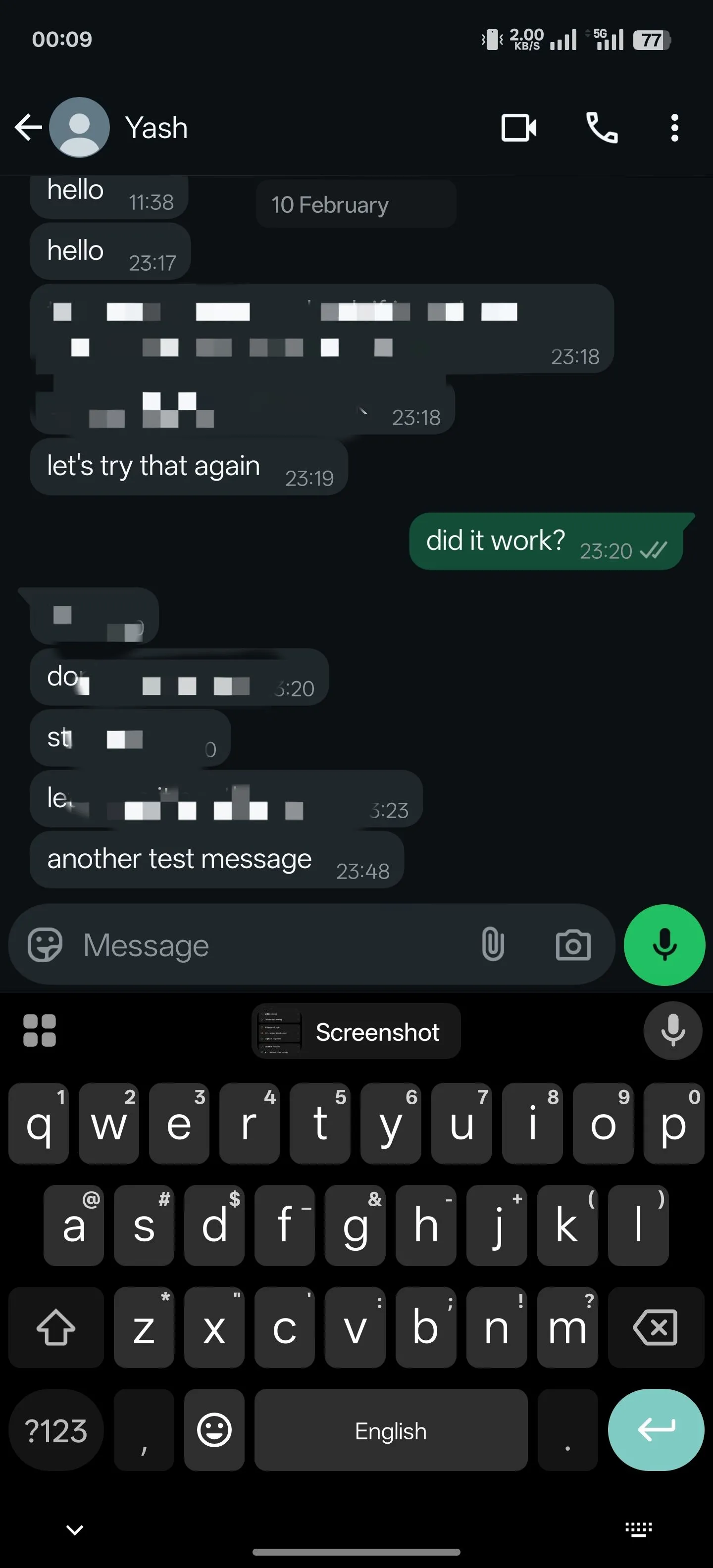 Thao tác chọn hình ảnh chụp màn hình từ thanh công cụ Gboard để chèn vào ứng dụng