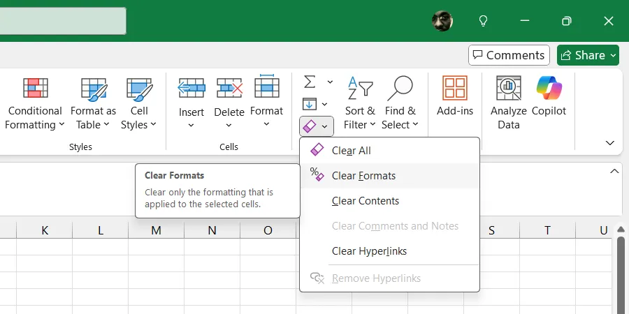 Thao tác xóa định dạng các ô đã chọn trong Excel thông qua Clear &gt; Clear Formats.