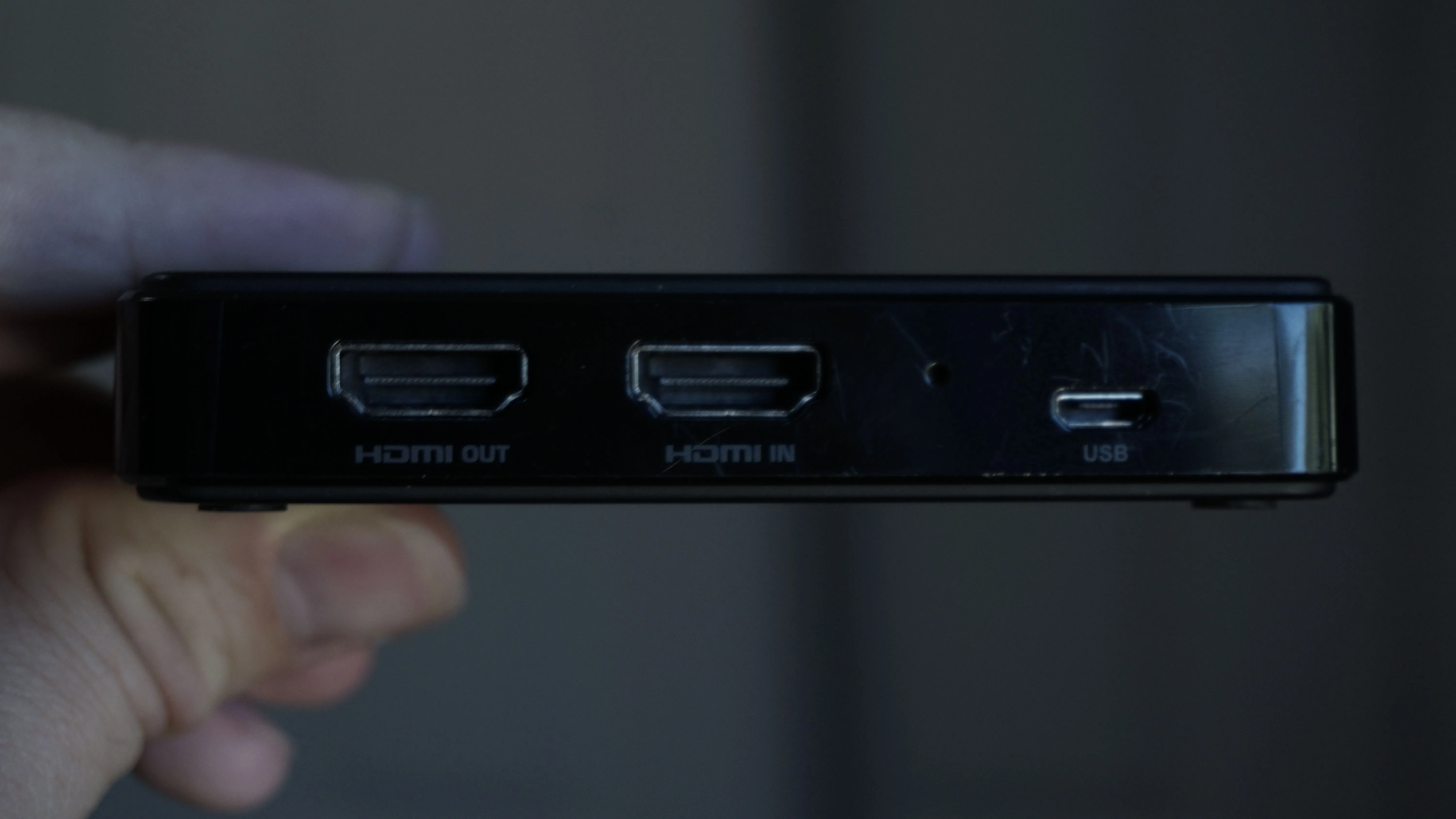 Thẻ ghi hình HDMI với các cổng HDMI in/out và USB