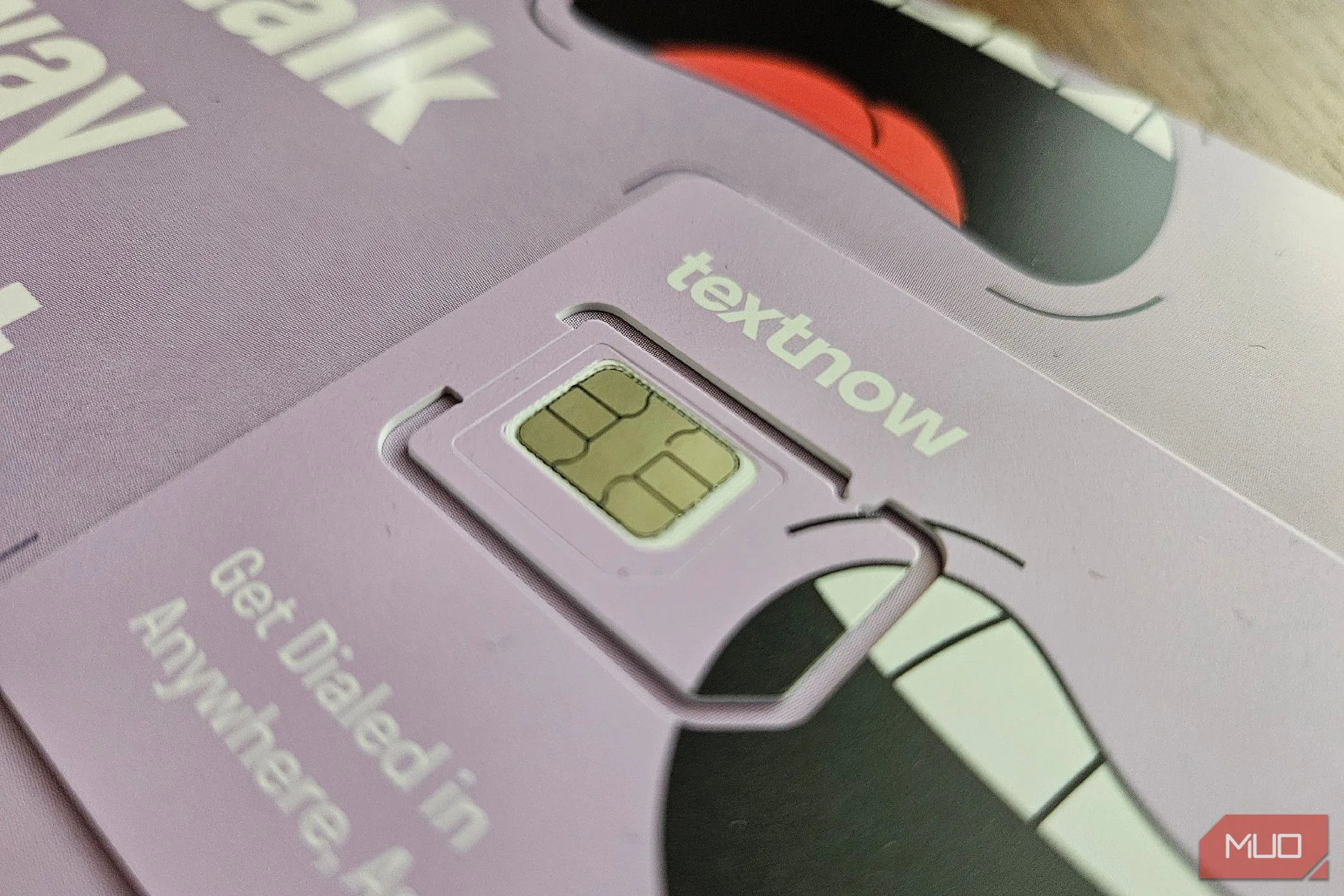 Thẻ SIM TextNow minh họa sự phụ thuộc vào nhà mạng di động