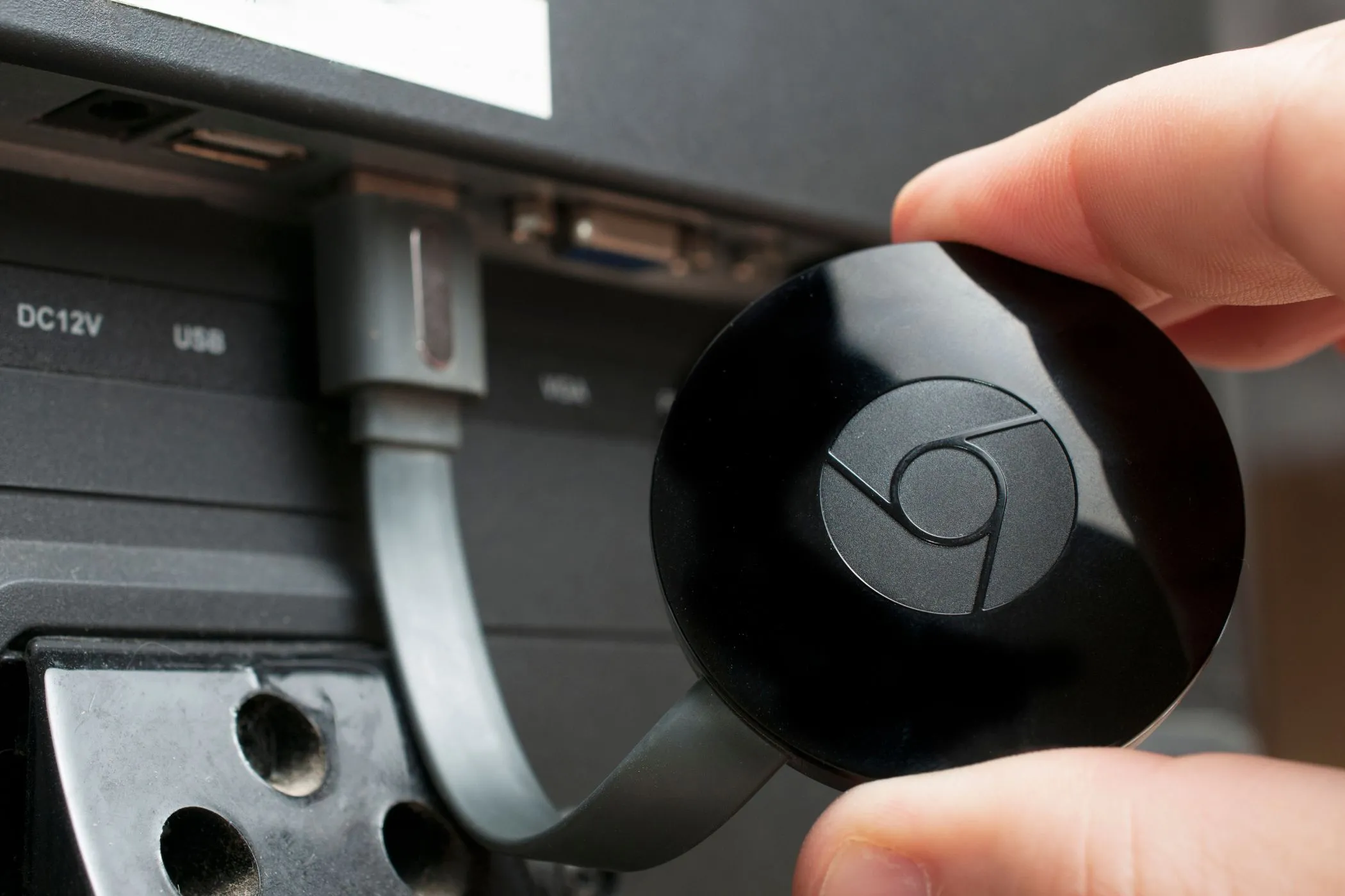 Thiết bị Chromecast được cắm vào TV để phát trực tuyến.