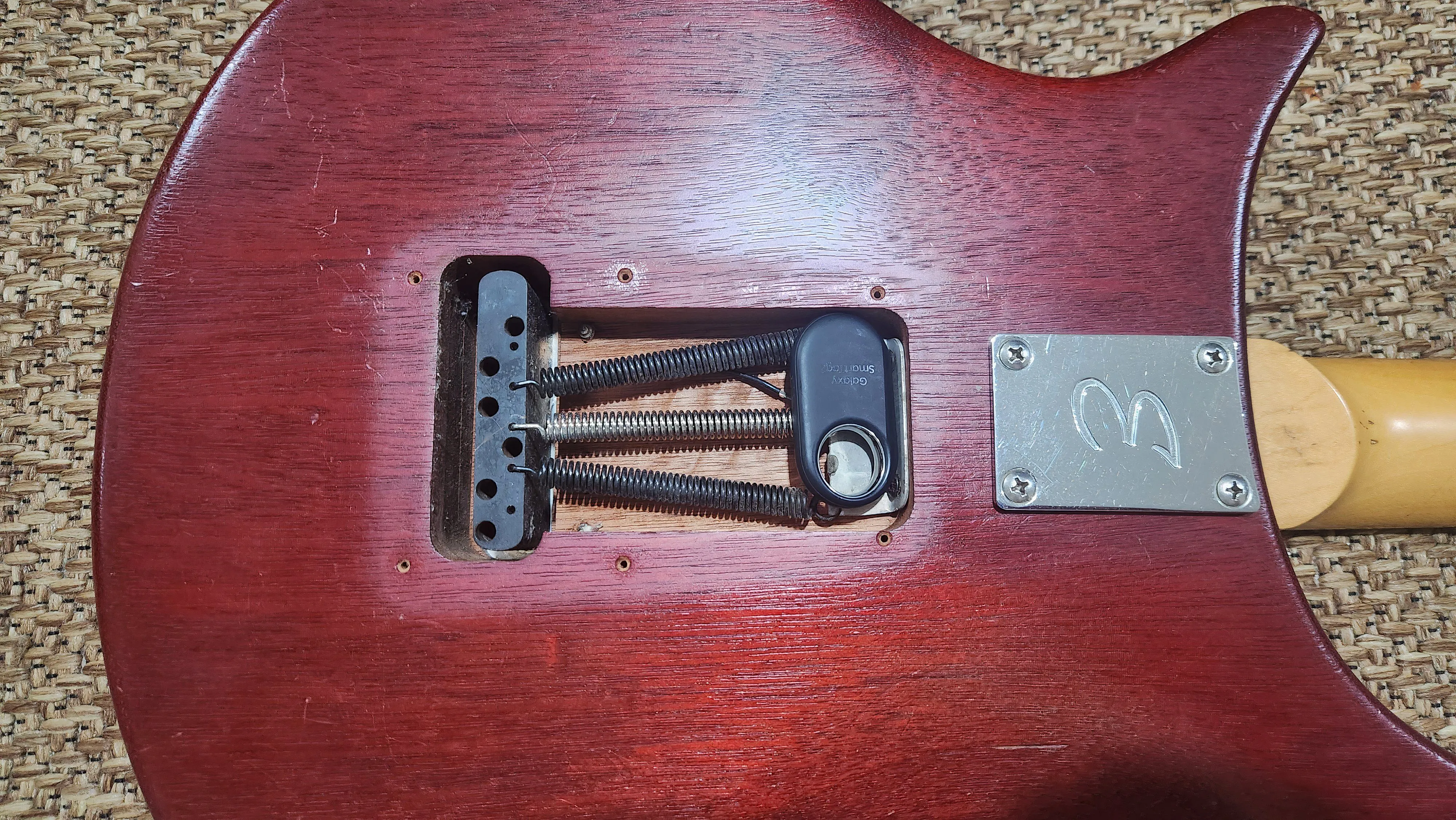 Thiết bị định vị ẩn trong khoang đàn guitar