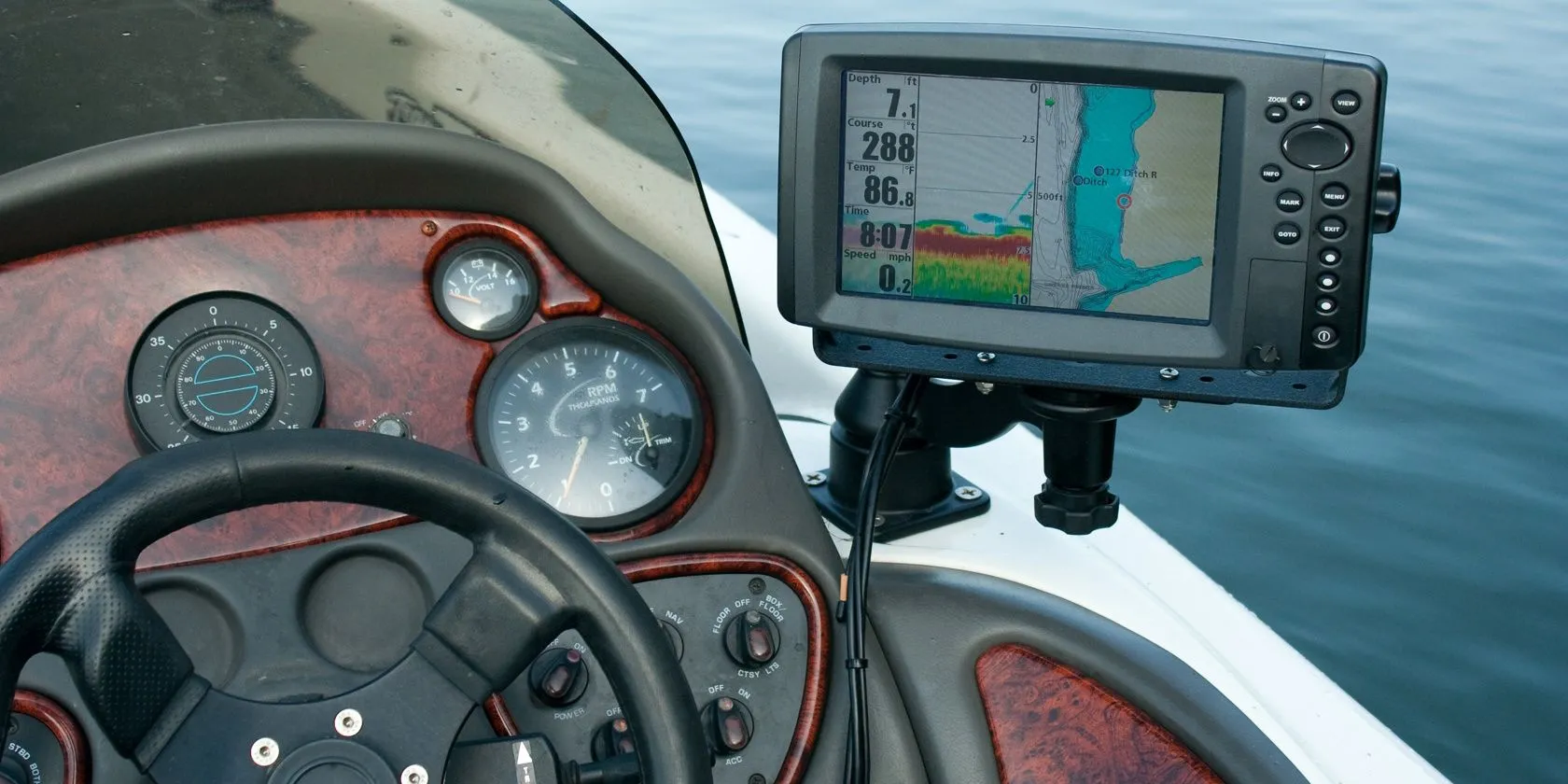 Thiết bị định vị GPS chuyên dụng trên thuyền, minh họa một số trường hợp GPS vẫn được ưa chuộng hơn smartphone