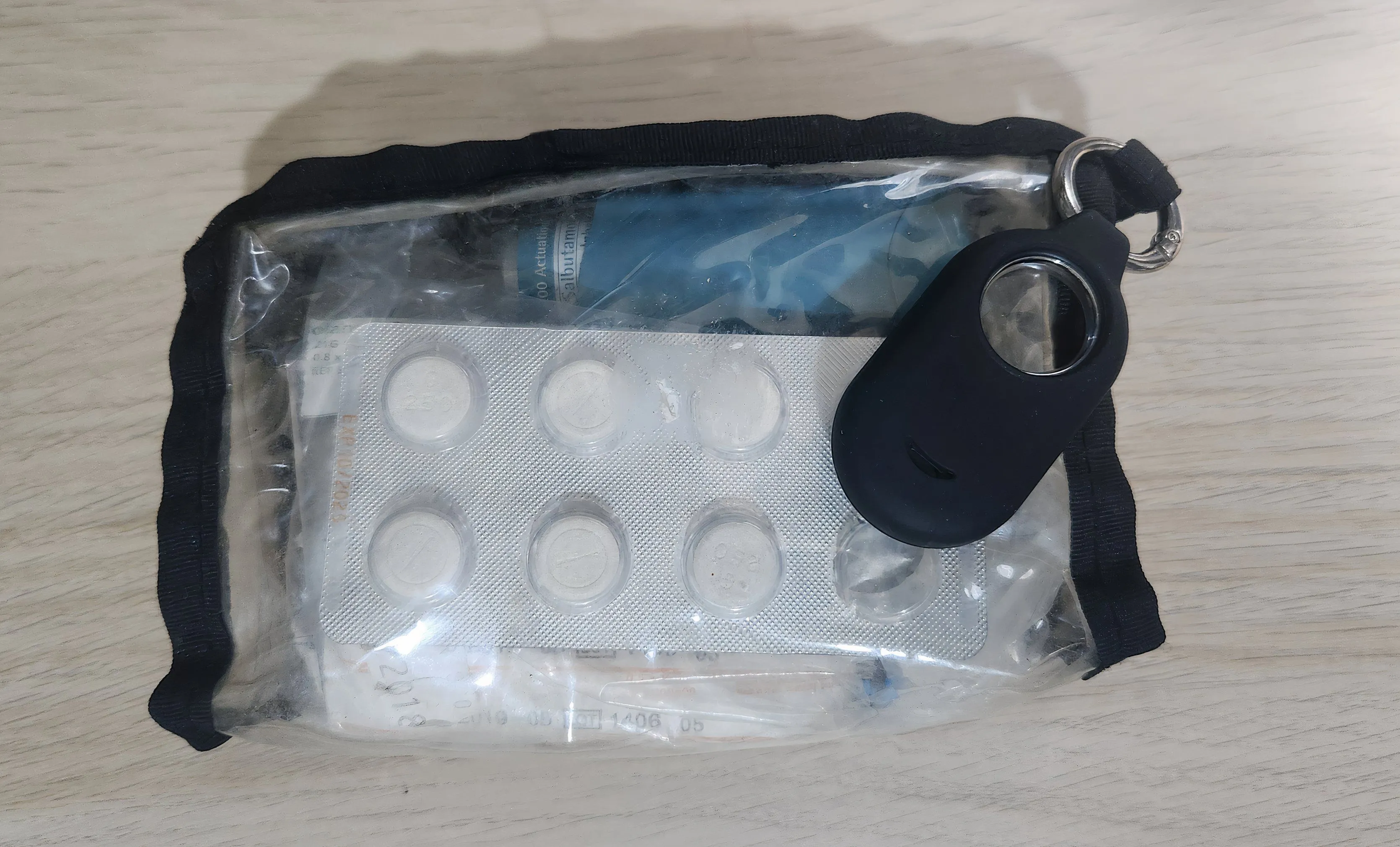 Thiết bị định vị SmartTag trong túi thuốc y tế