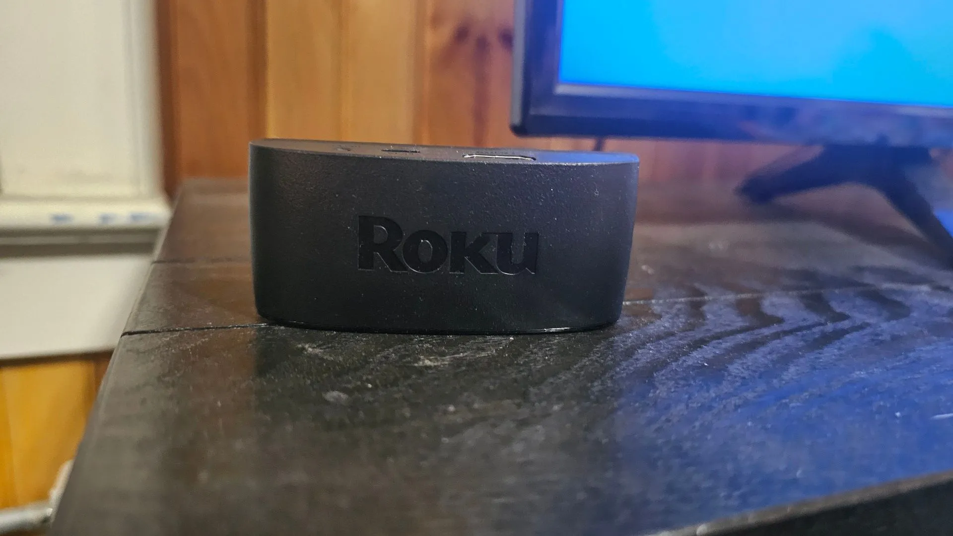 Thiết bị Roku Express kết nối với TV thường để xem phim streaming