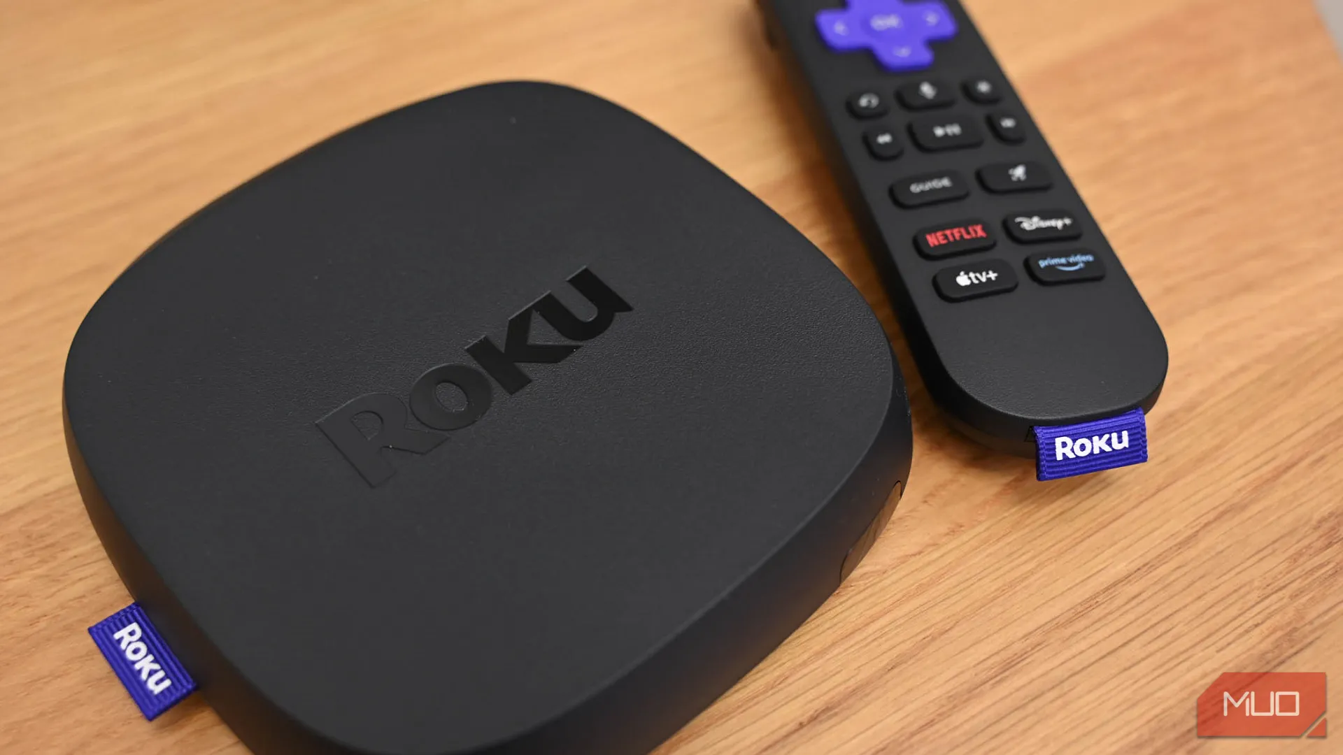 Thiết bị streaming Roku Ultra và điều khiển Voice Remote Pro, dễ dàng nâng cấp hiệu suất TV