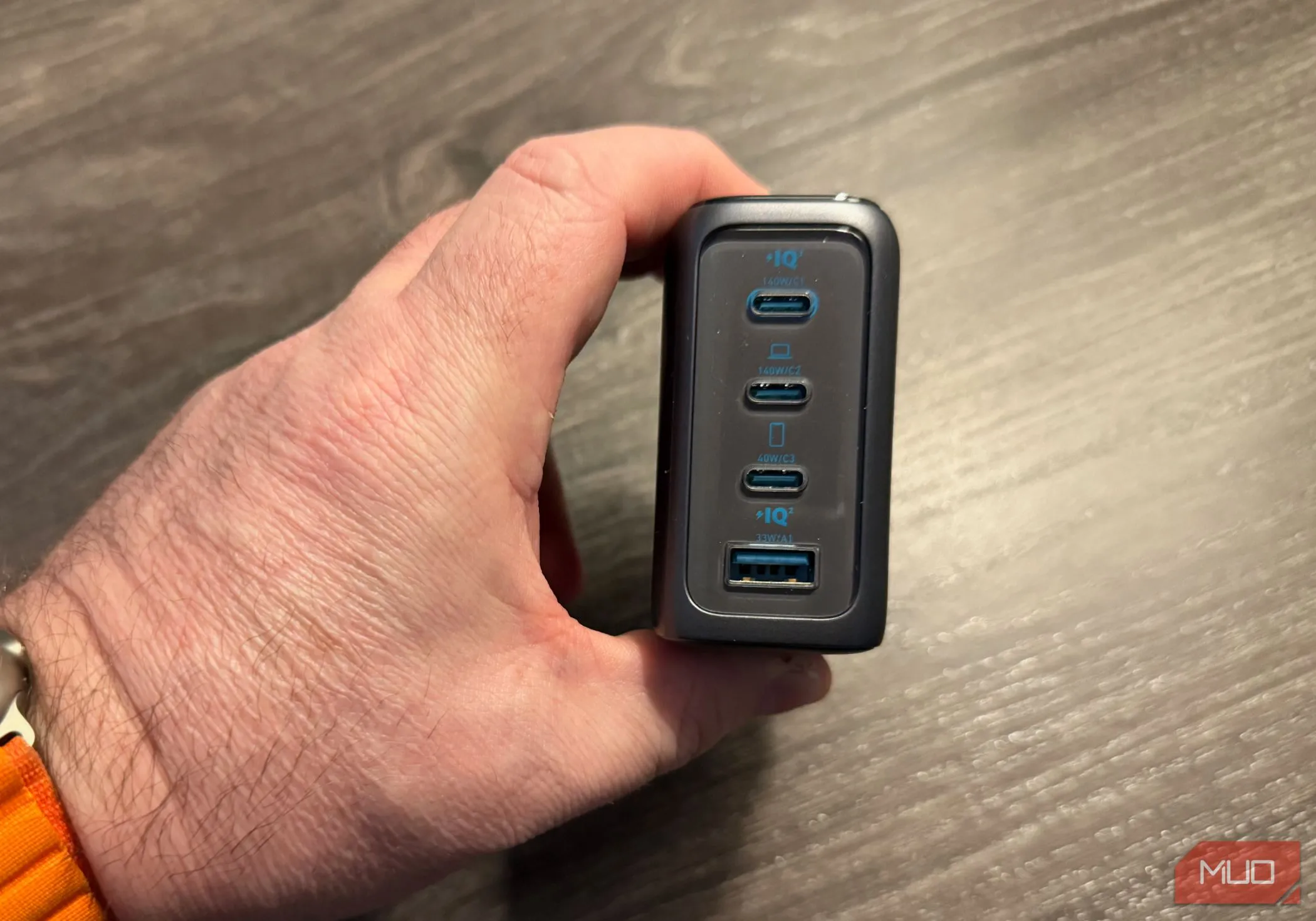 Thiết kế các cổng sạc USB-C và USB-A được bố trí thông minh ở mặt đáy của Anker 140W