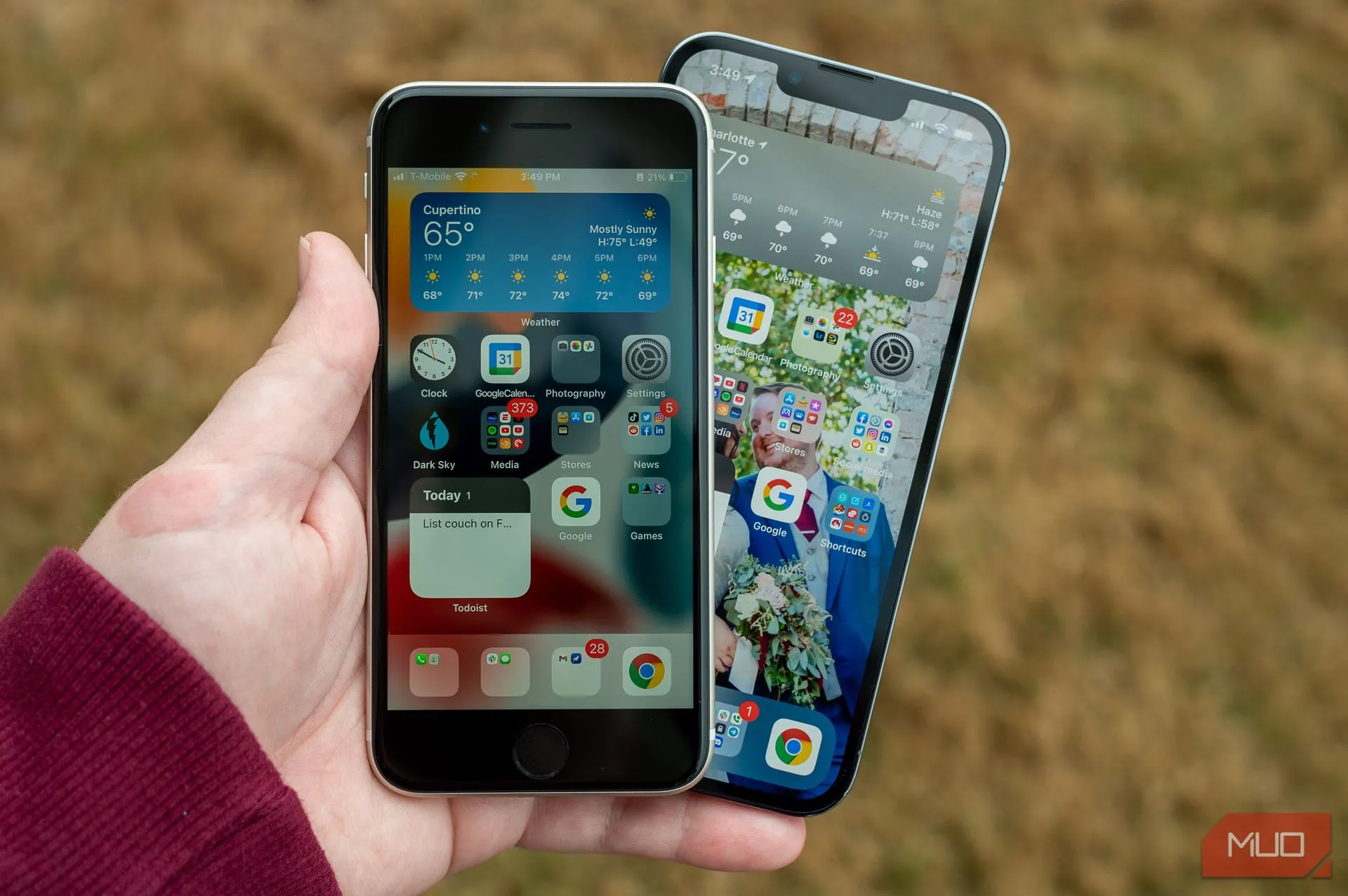 Thiết kế cũ của iPhone SE 2022 với nút Home vật lý và viền dày