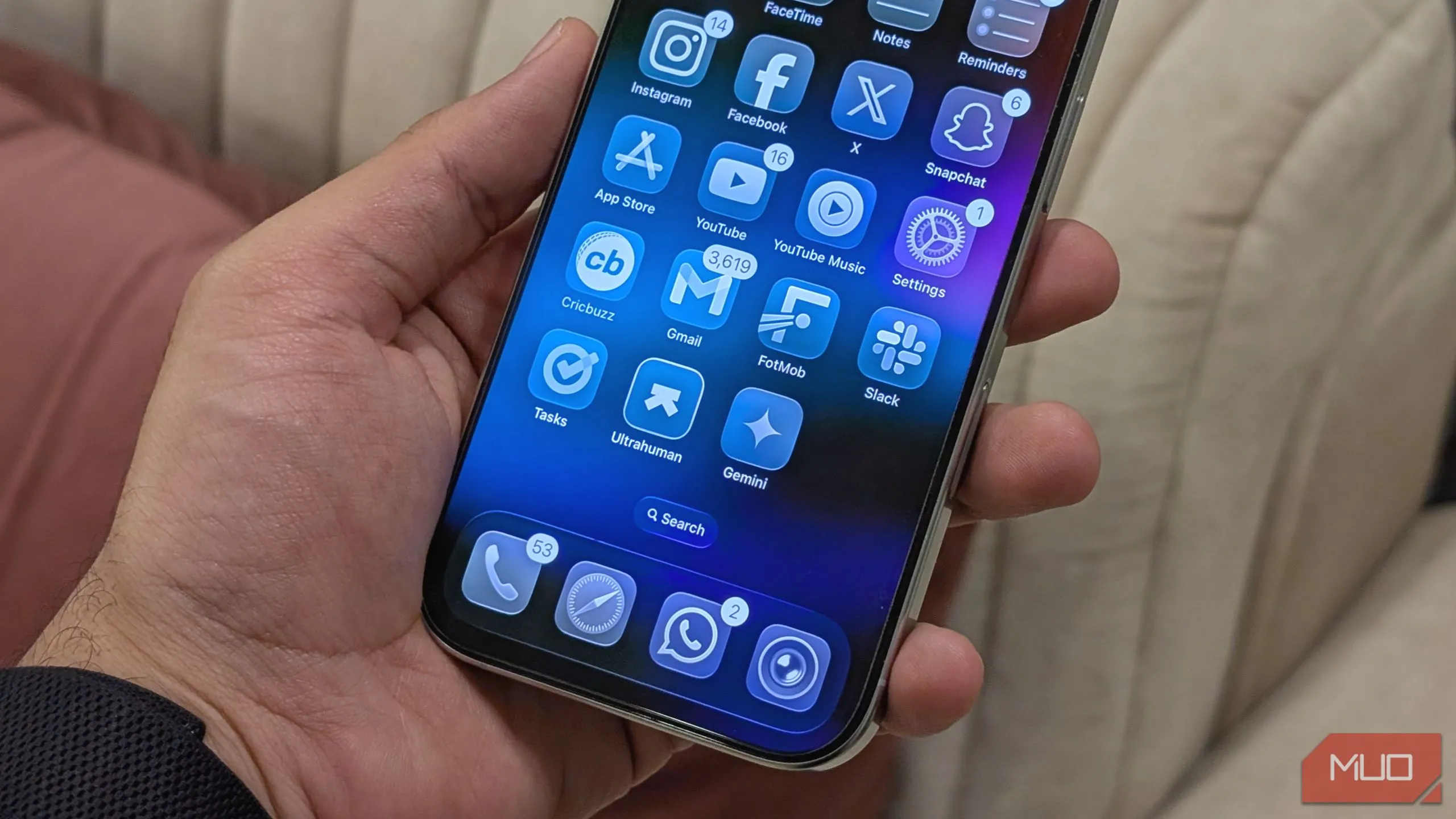 Thiết kế Liquid Glass mới của iOS 26 hiển thị trên màn hình chính của iPhone