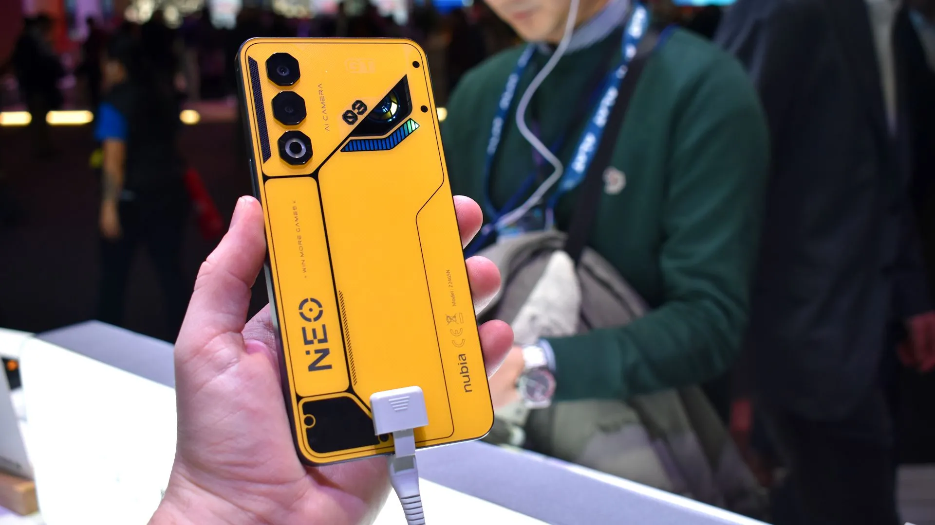 Thiết kế mặt lưng Nubia Neo 3 GT 5G màu vàng nổi bật