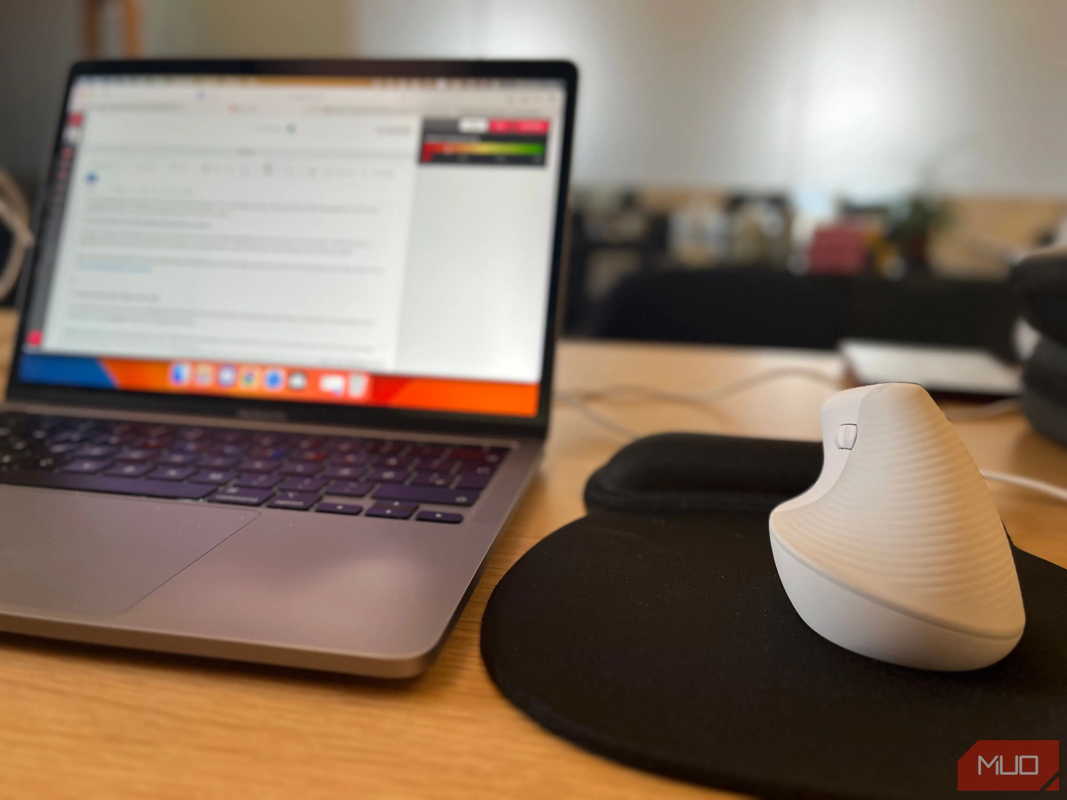 Thiết lập làm việc di động với chuột không dây tại không gian coworking, nhấn mạnh tính linh hoạt.