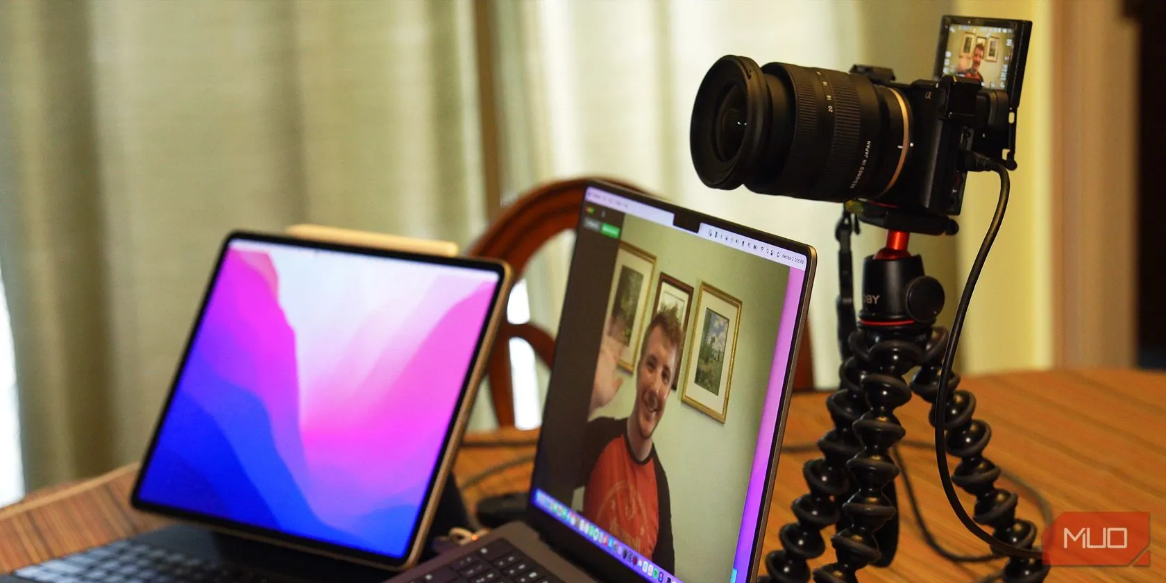 Thiết lập một chiếc máy ảnh DSLR đang được kết nối và sử dụng làm webcam trên màn hình MacBook Pro, cho thấy khả năng tùy chỉnh hình ảnh linh hoạt
