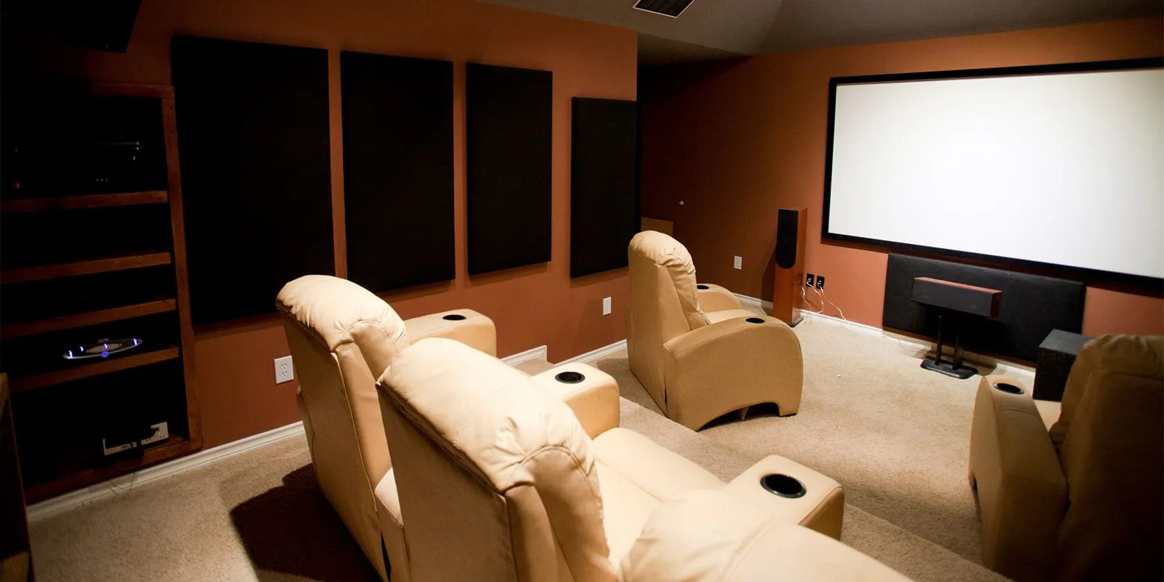 Thiết lập phòng chiếu phim gia đình chuyên nghiệp với ghế recliner thoải mái, mang lại trải nghiệm xem phim tại nhà đích thực