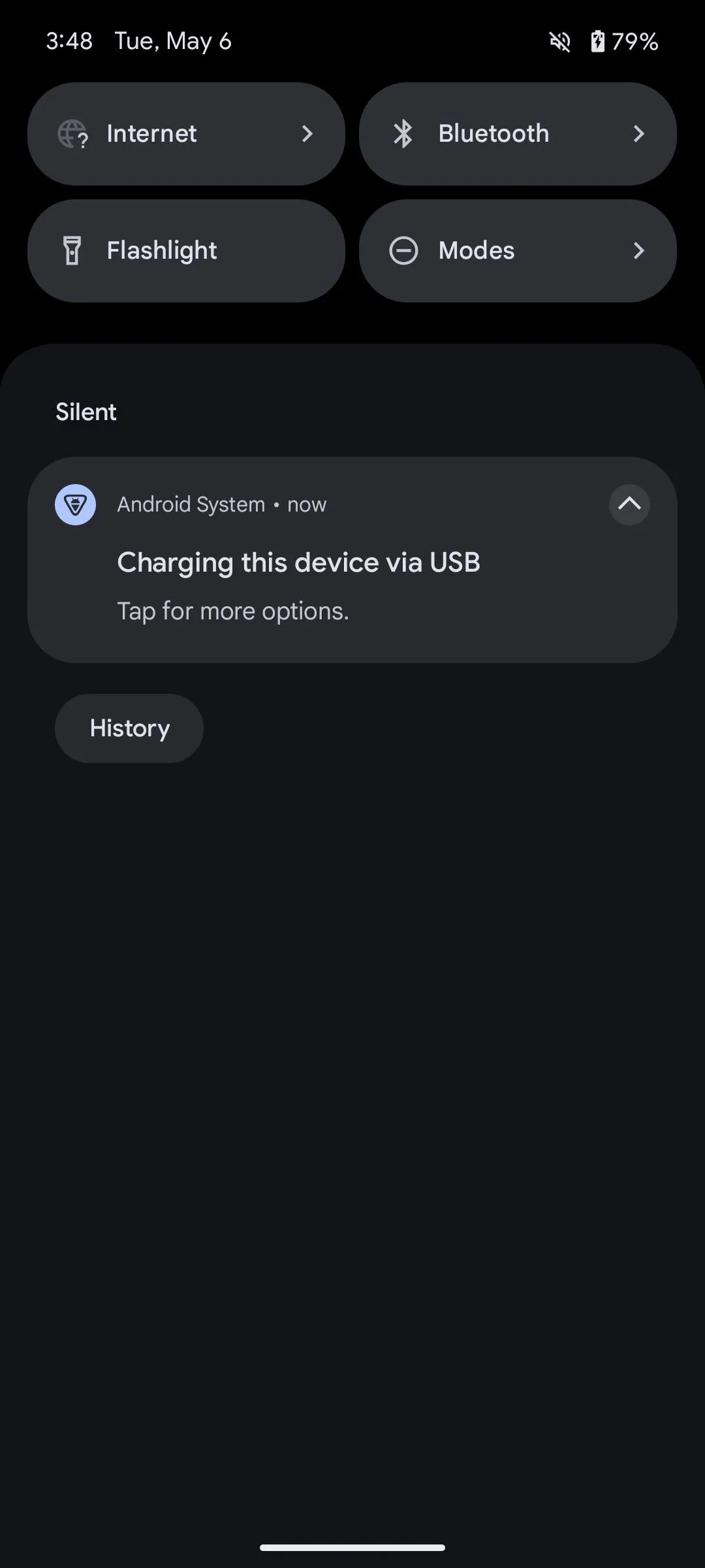 Thông báo sạc thiết bị qua USB trên điện thoại Pixel, hiển thị tùy chọn sử dụng điện thoại làm webcam.