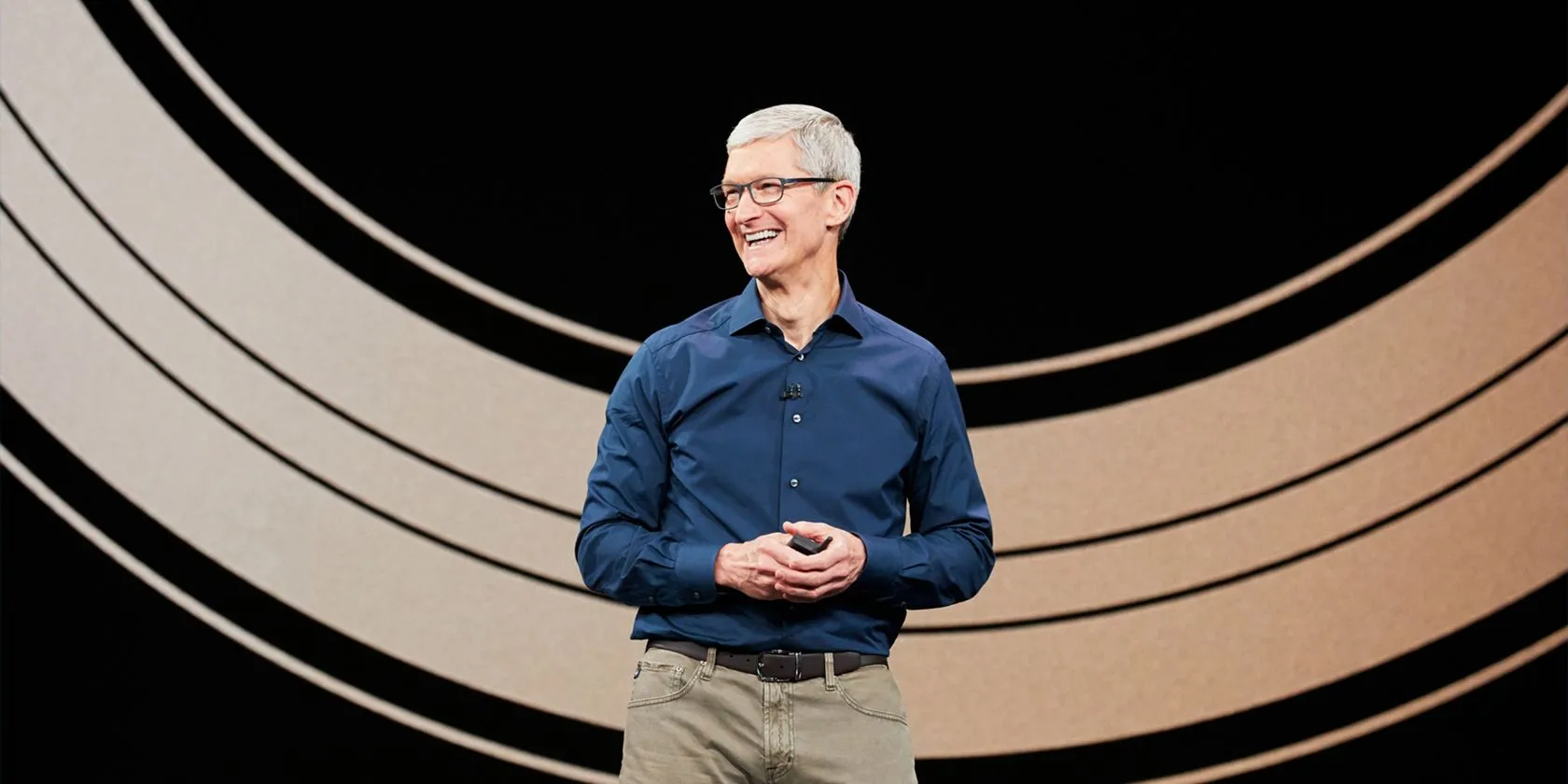 Tim Cook, CEO Apple, đang trình bày chiến lược phát triển thị trường toàn cầu