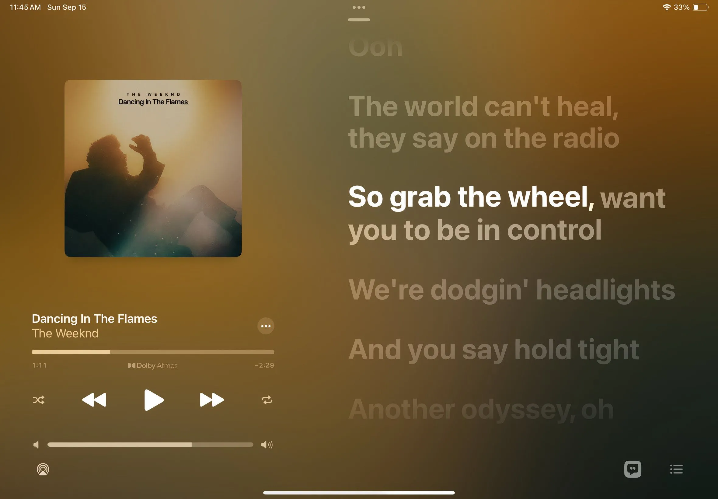 Tính năng Apple Music Sing hiển thị lời bài hát theo thời gian thực để người dùng hát karaoke.
