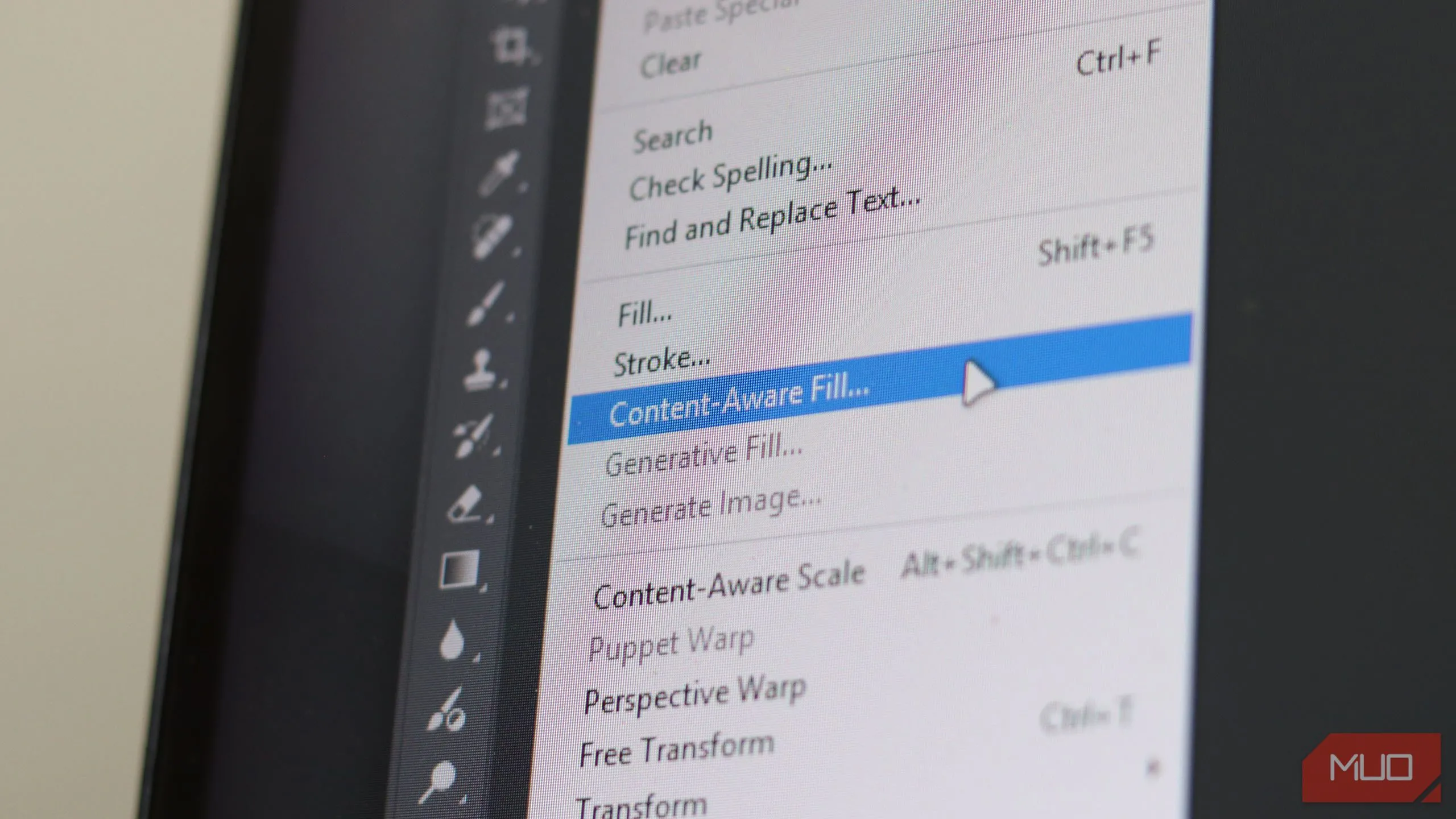 Tính năng Content-Aware Fill thông minh trong Photoshop giúp xóa vật thể dễ dàng