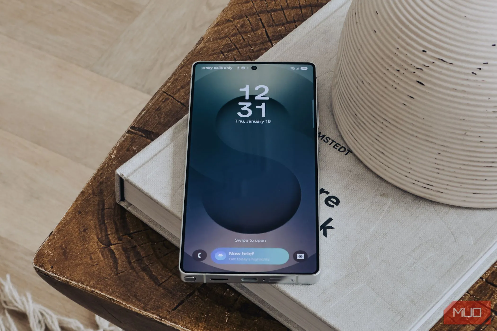 Tính năng Daily Brief của Galaxy AI trên màn hình khóa Samsung Galaxy S25 Ultra.