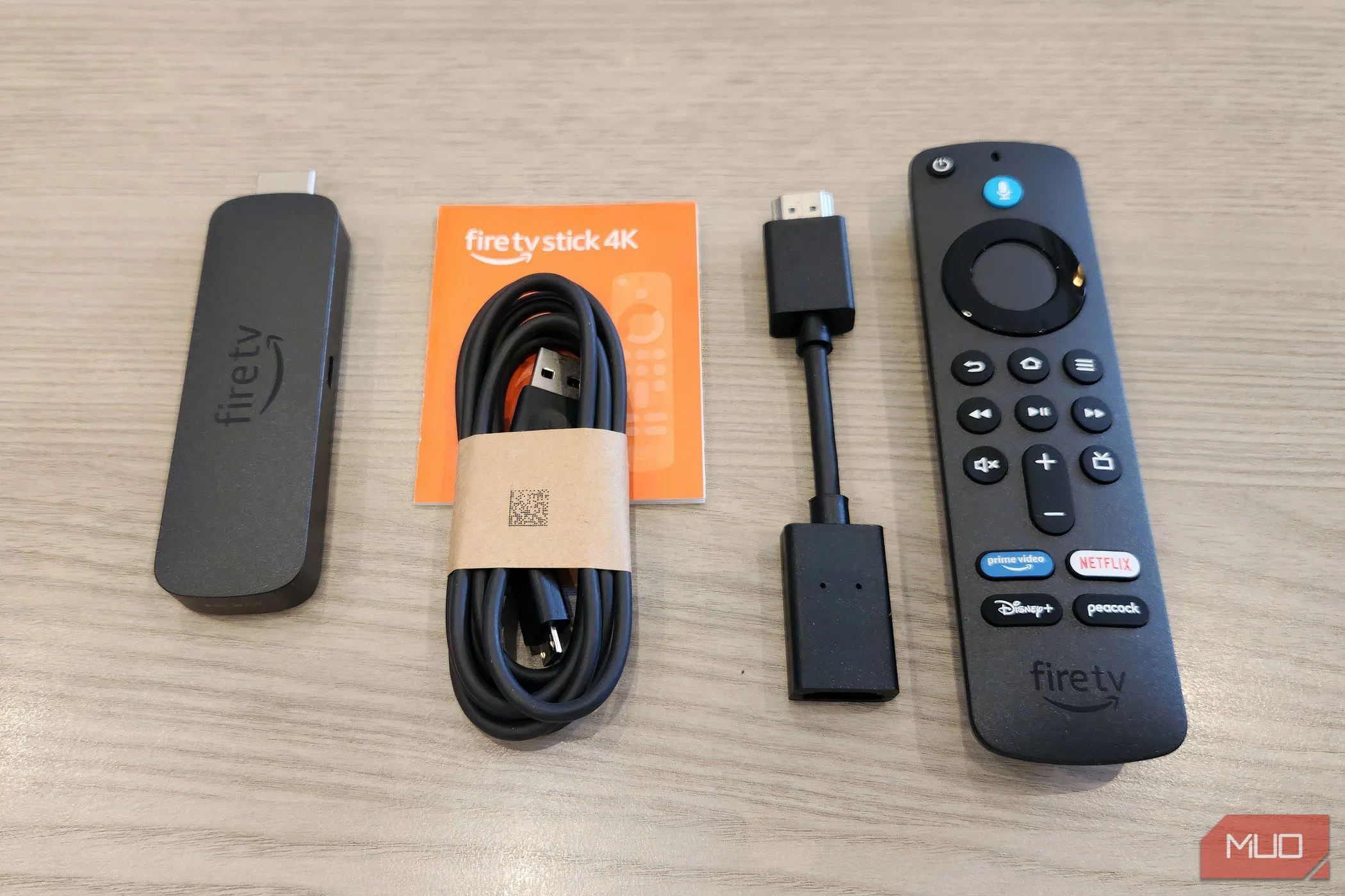 Toàn cảnh các thành phần bên trong hộp của thiết bị Amazon Fire TV Stick, bao gồm thiết bị truyền phát, điều khiển từ xa và phụ kiện.