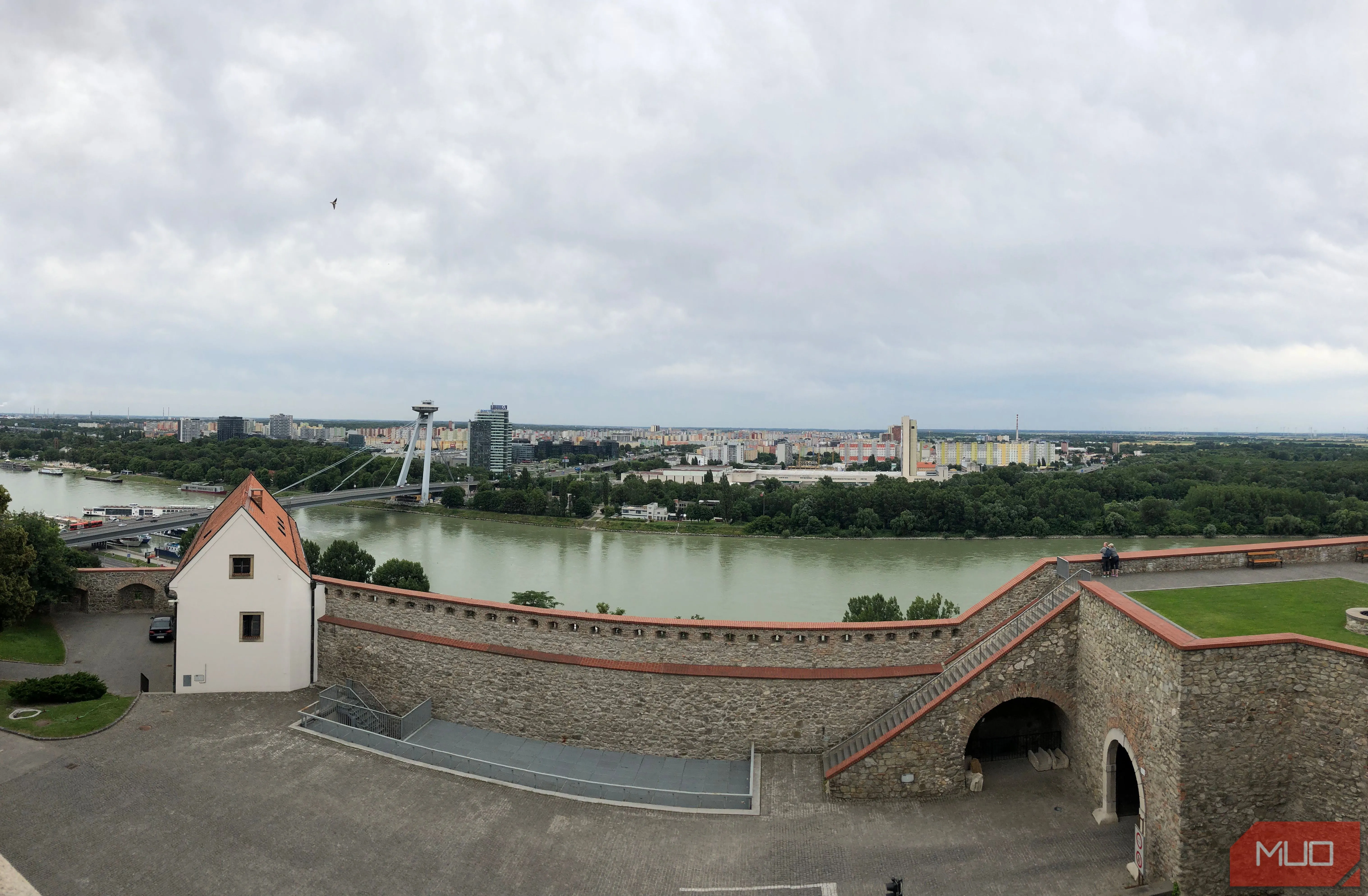 Toàn cảnh thành phố và sông được chụp panorama từ một lâu đài, minh họa cách tận dụng môi trường xung quanh để tạo khung ảnh độc đáo