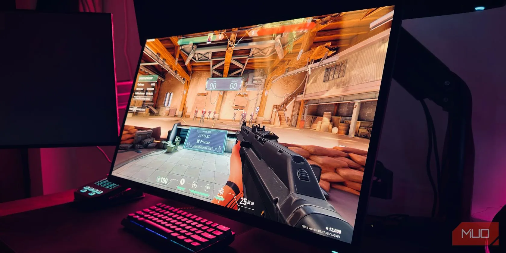 Trải nghiệm chơi game Valorant trên màn hình OLED với chuyển động mượt mà, thời gian phản hồi cực thấp.