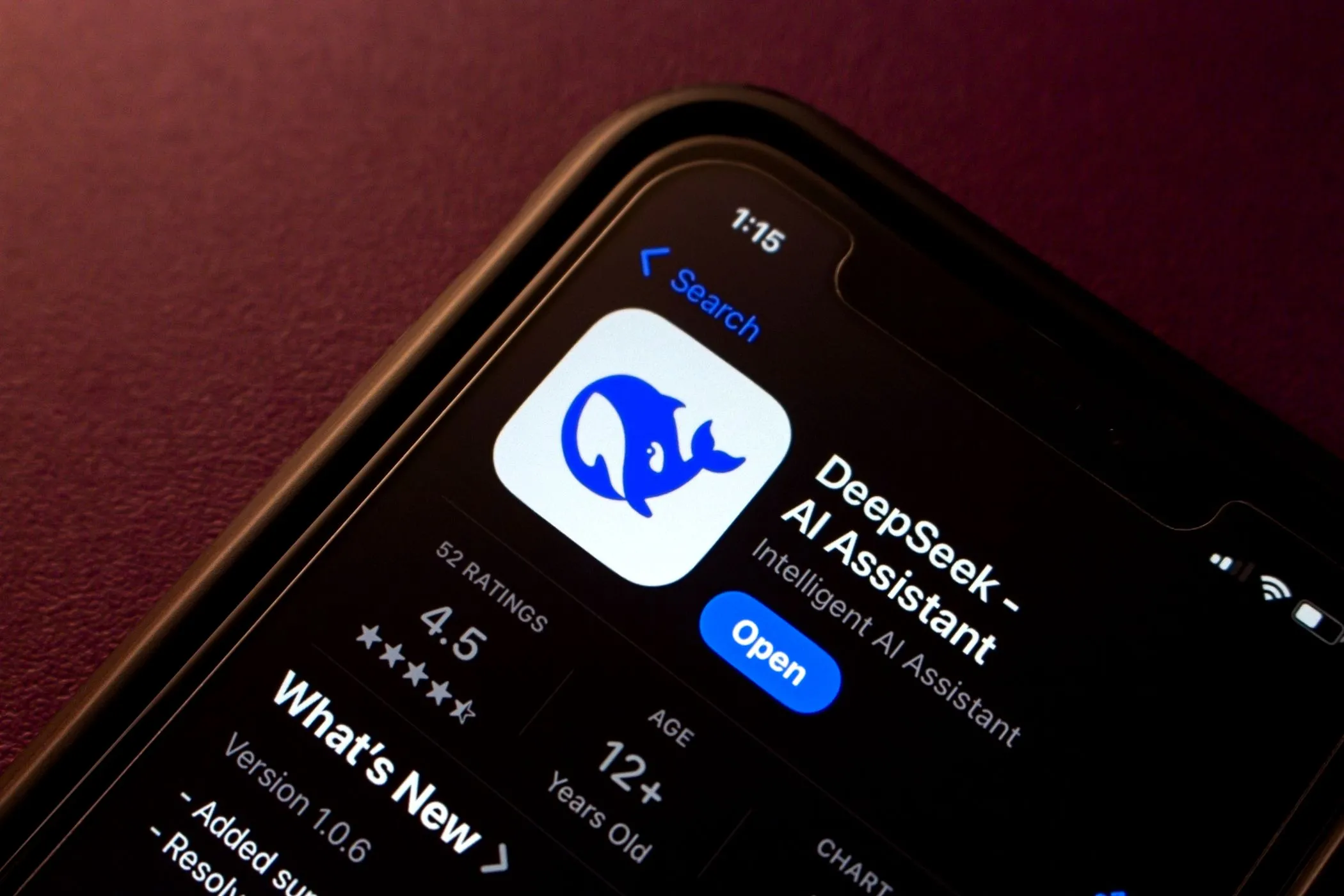 Trang tải ứng dụng DeepSeek AI Chatbot trên Apple App Store, minh họa sự cần thiết của việc kiểm tra ứng dụng trước khi cài đặt.