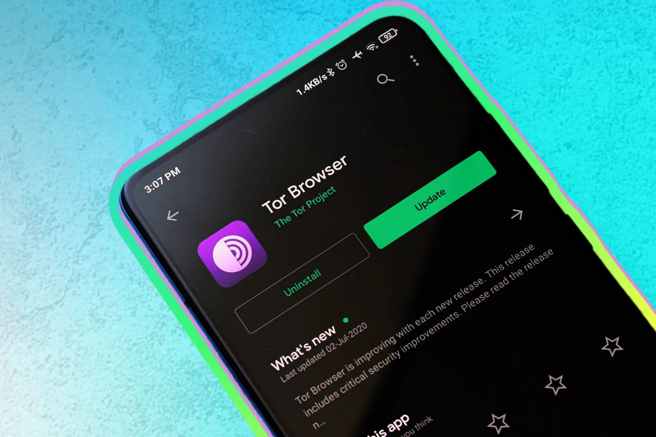Trang tải xuống trình duyệt Tor Browser trên điện thoại Android, biểu tượng cho sự an toàn và ẩn danh