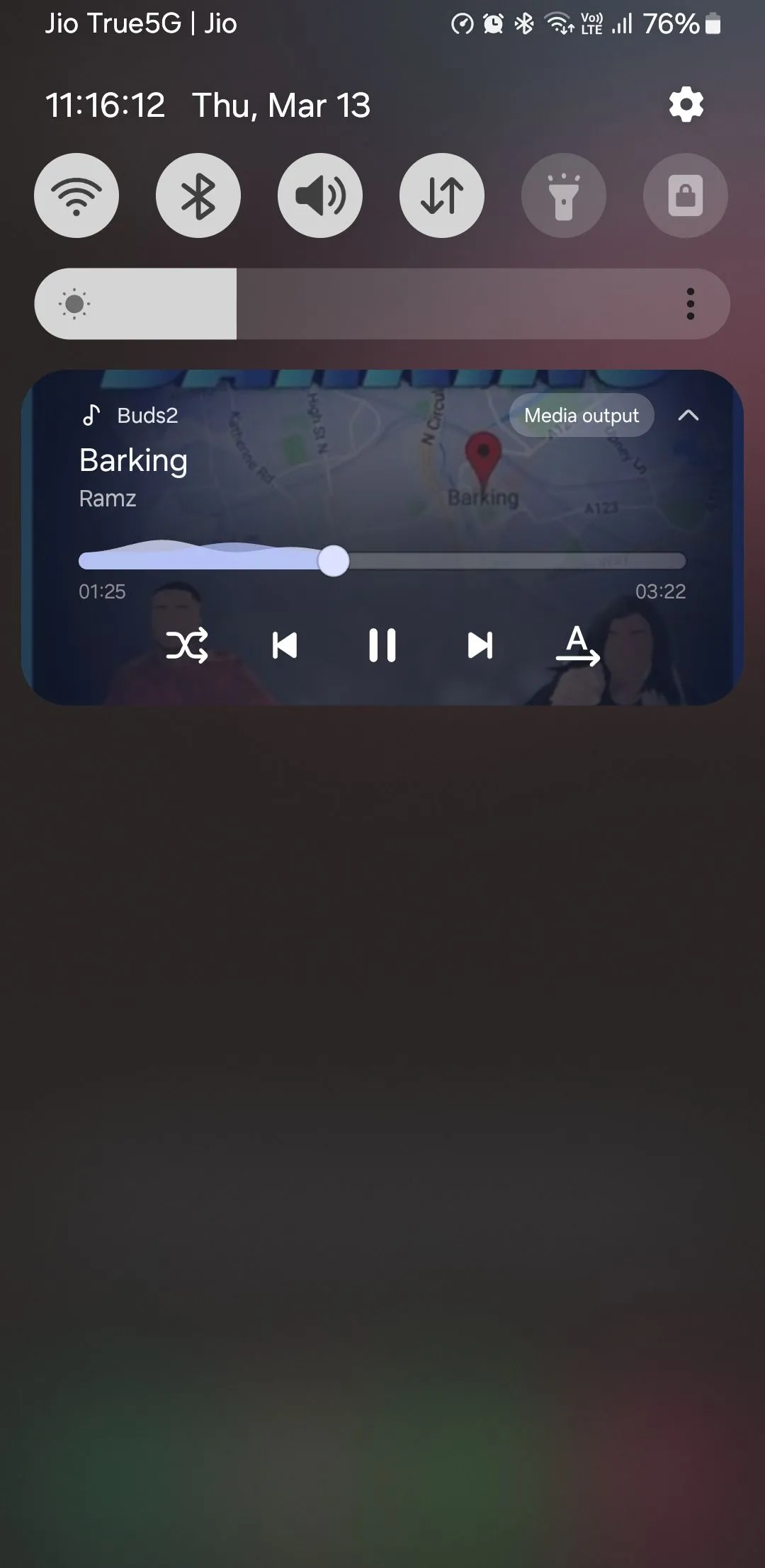 Trình phát nhạc hiển thị trên bảng thông báo điện thoại Samsung, biểu tượng Bluetooth cho thấy thiết bị đang phát âm thanh