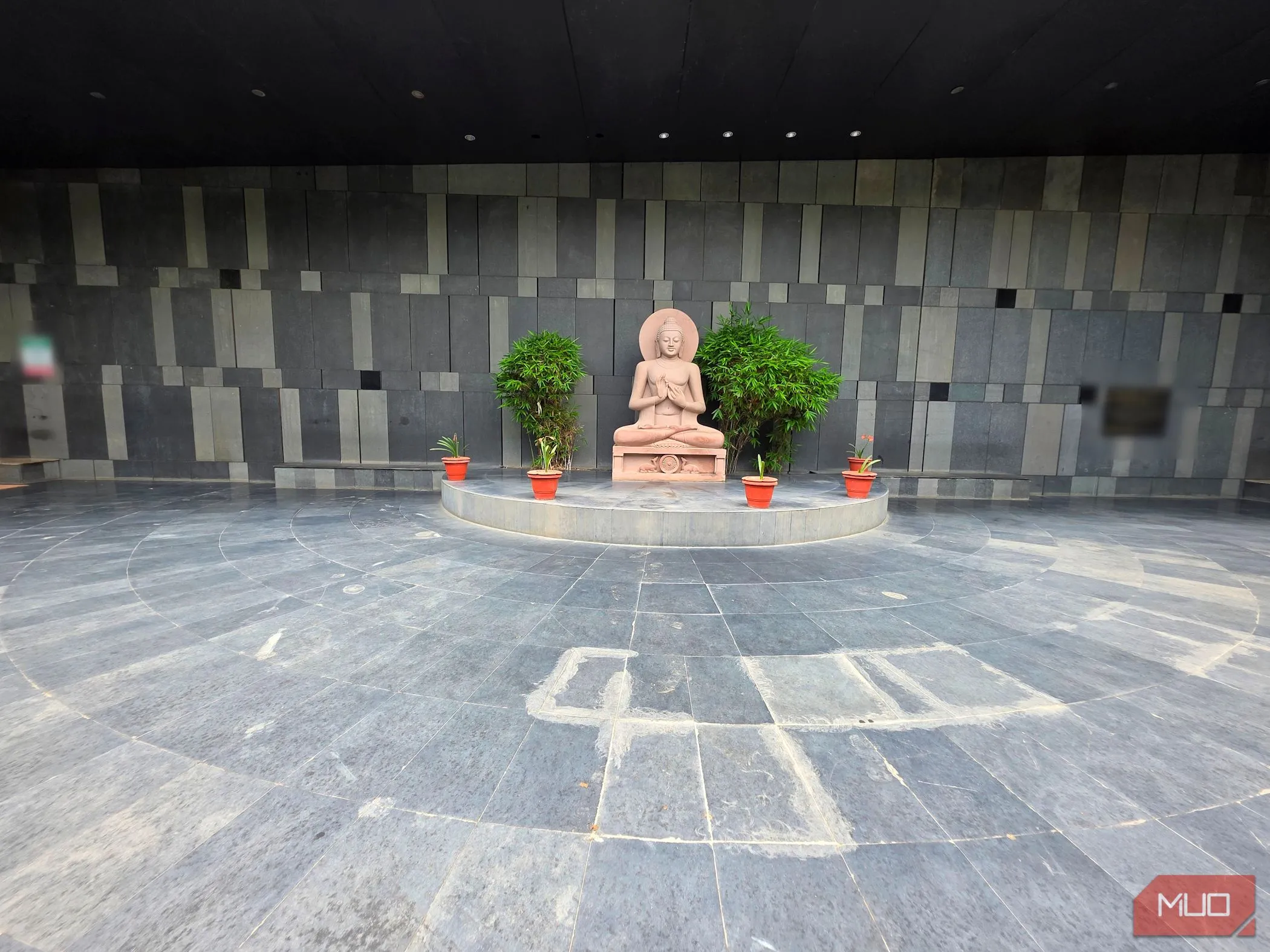 Tượng Phật được chụp bằng ống kính góc rộng, thể hiện khả năng bao quát không gian ấn tượng