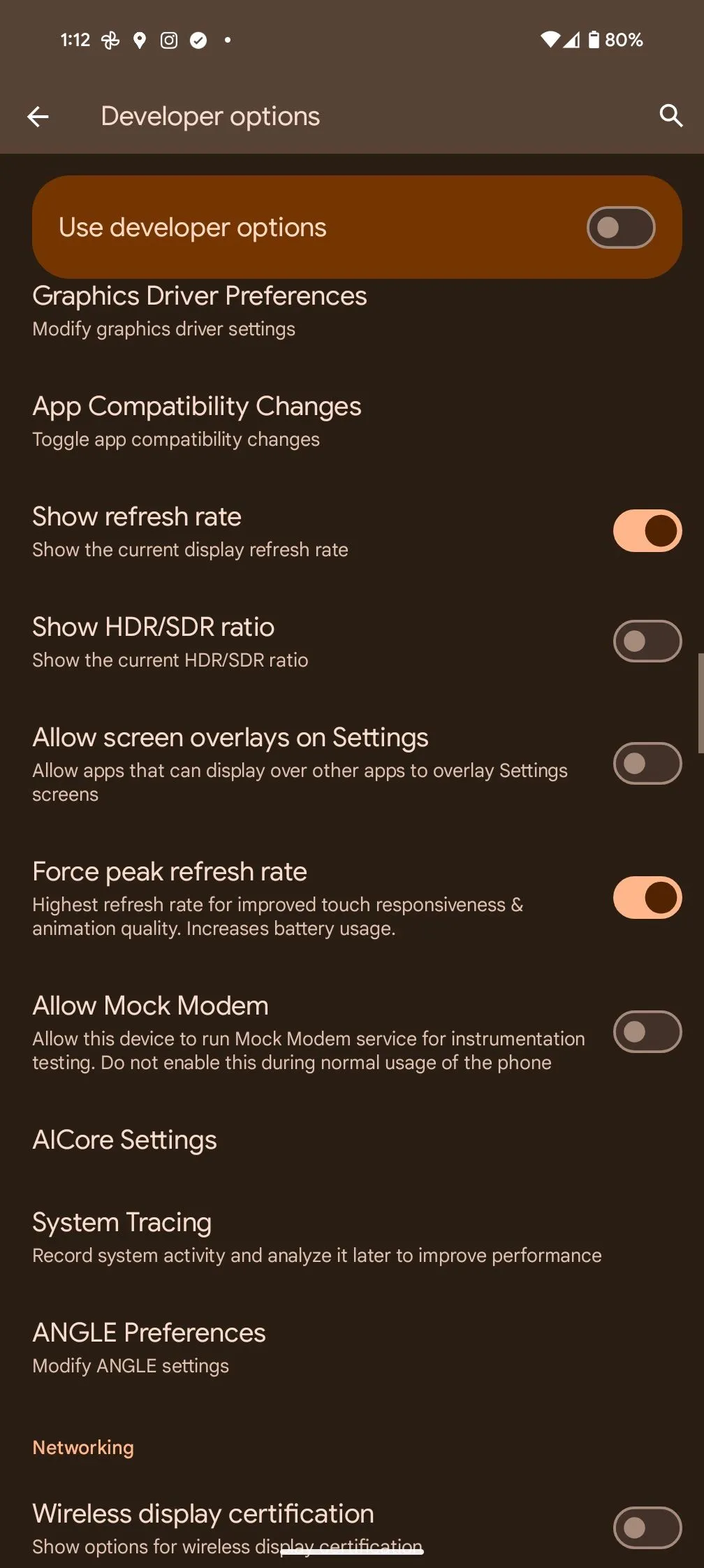 Tùy chọn Buộc tốc độ làm mới tối đa trong Developer Options trên Android