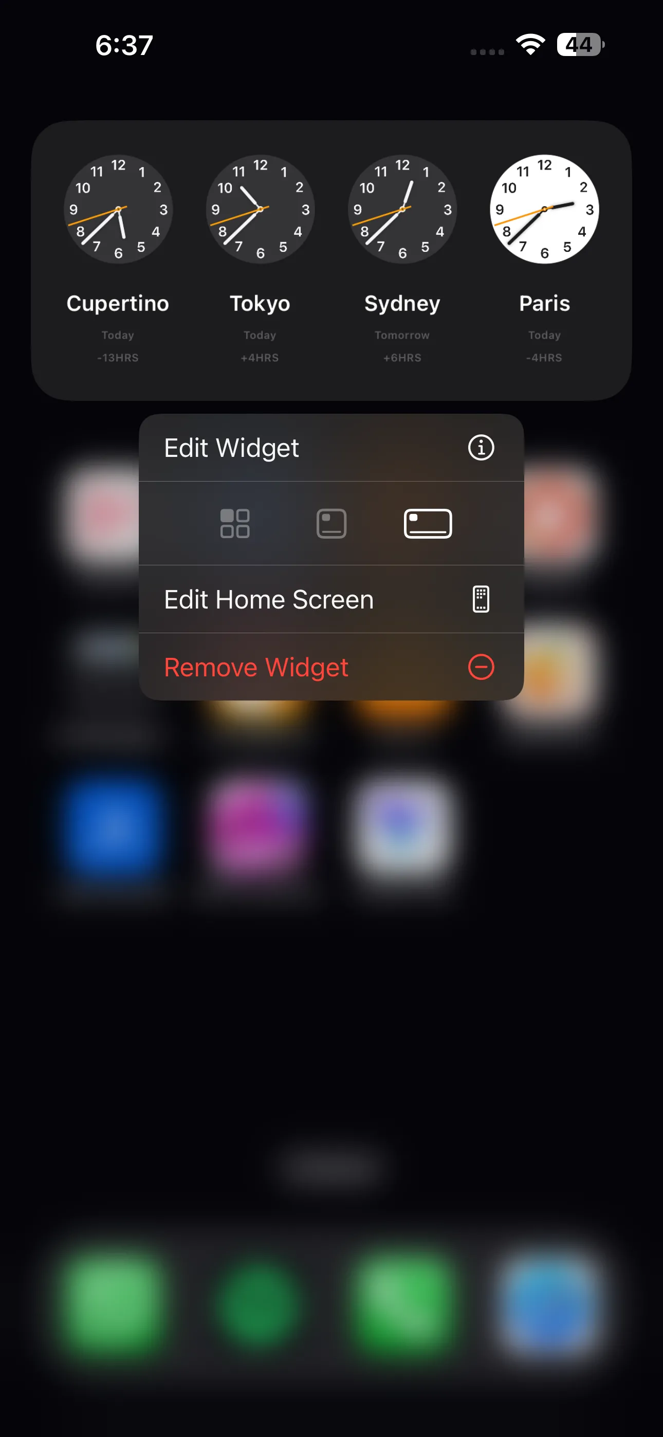 Tùy chọn chỉnh sửa widget đồng hồ thế giới trên iPhone, cho phép thay đổi các thành phố.