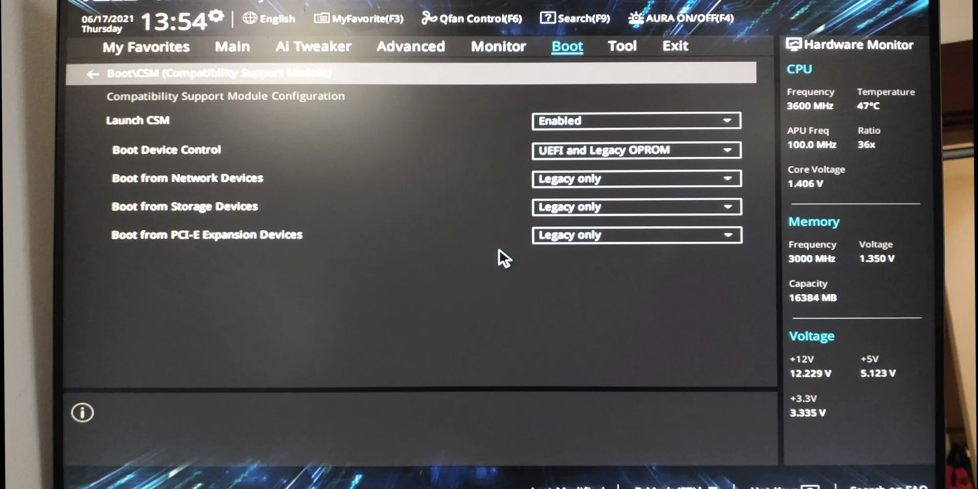 Tùy chọn Compatibility Support Module (CSM) trong BIOS/UEFI giúp tương thích khởi động với các hệ thống cũ hơn.