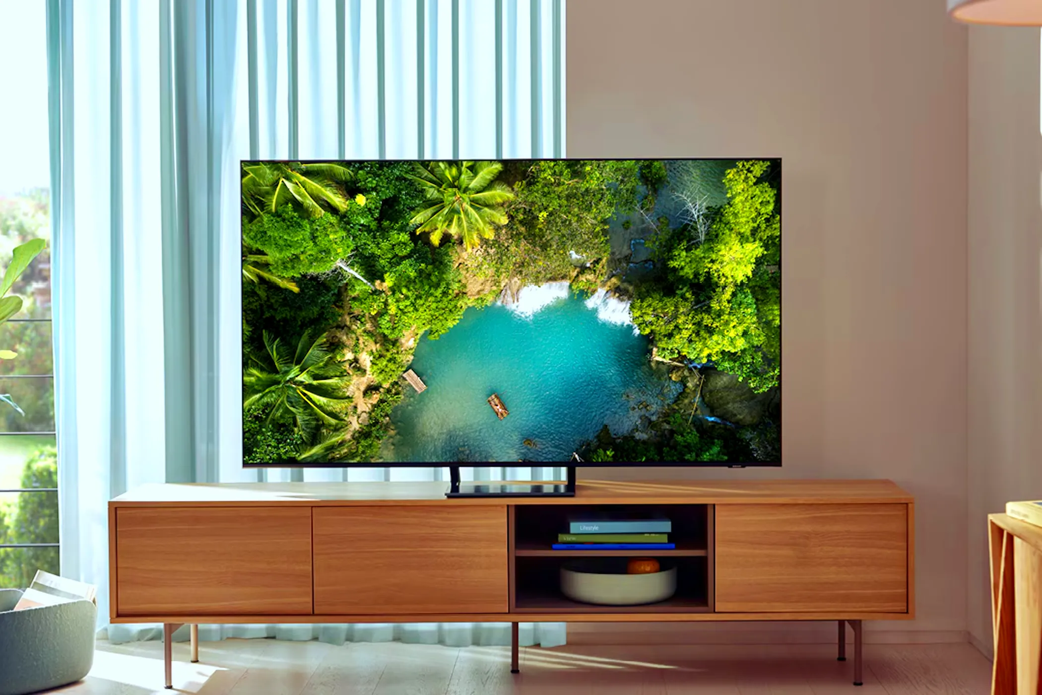 TV Samsung QLED trong phòng khách hiện đại