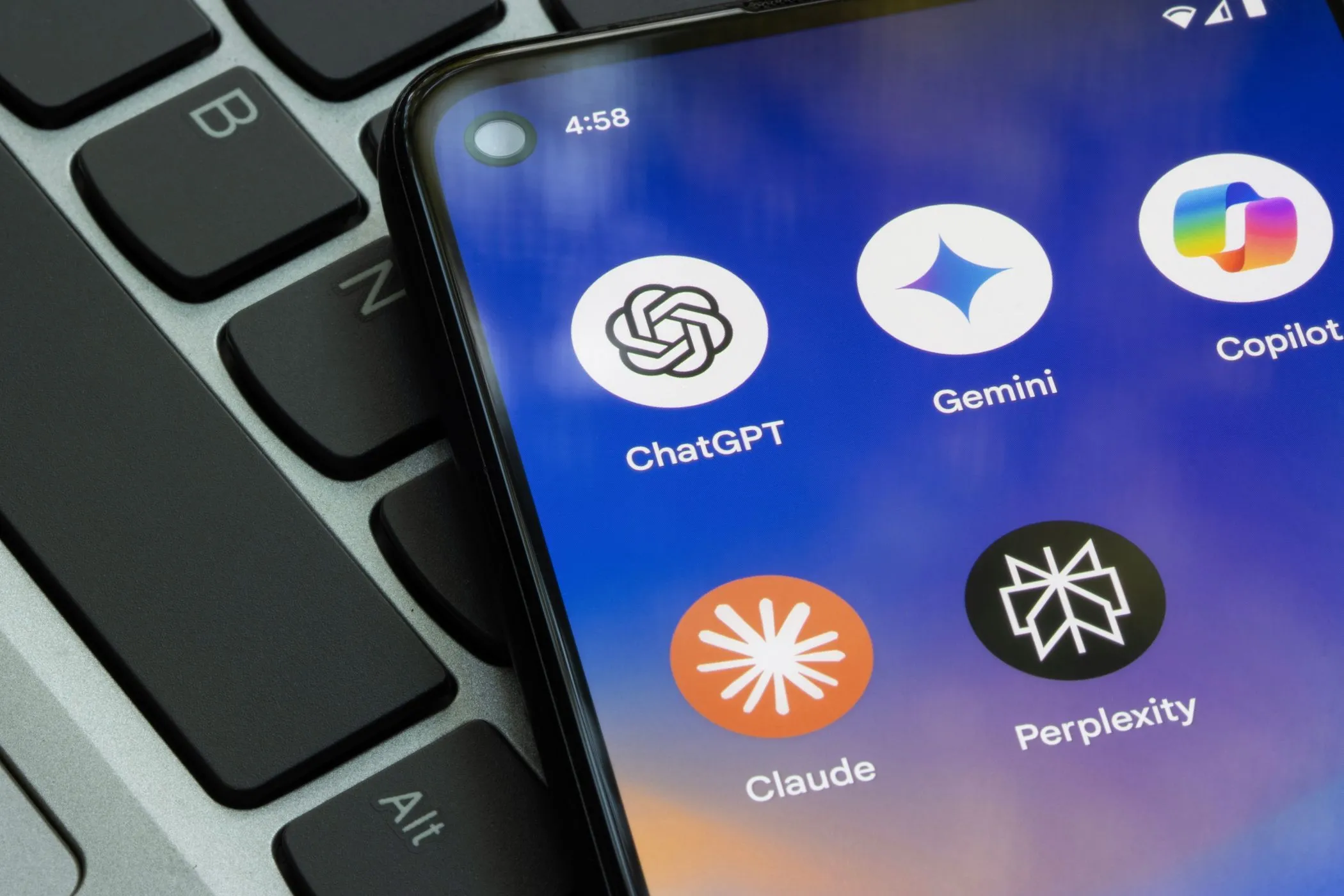 Ứng dụng chatbot AI trên màn hình điện thoại thông minh, thể hiện sự phổ biến và tương tác hàng ngày với trí tuệ nhân tạo