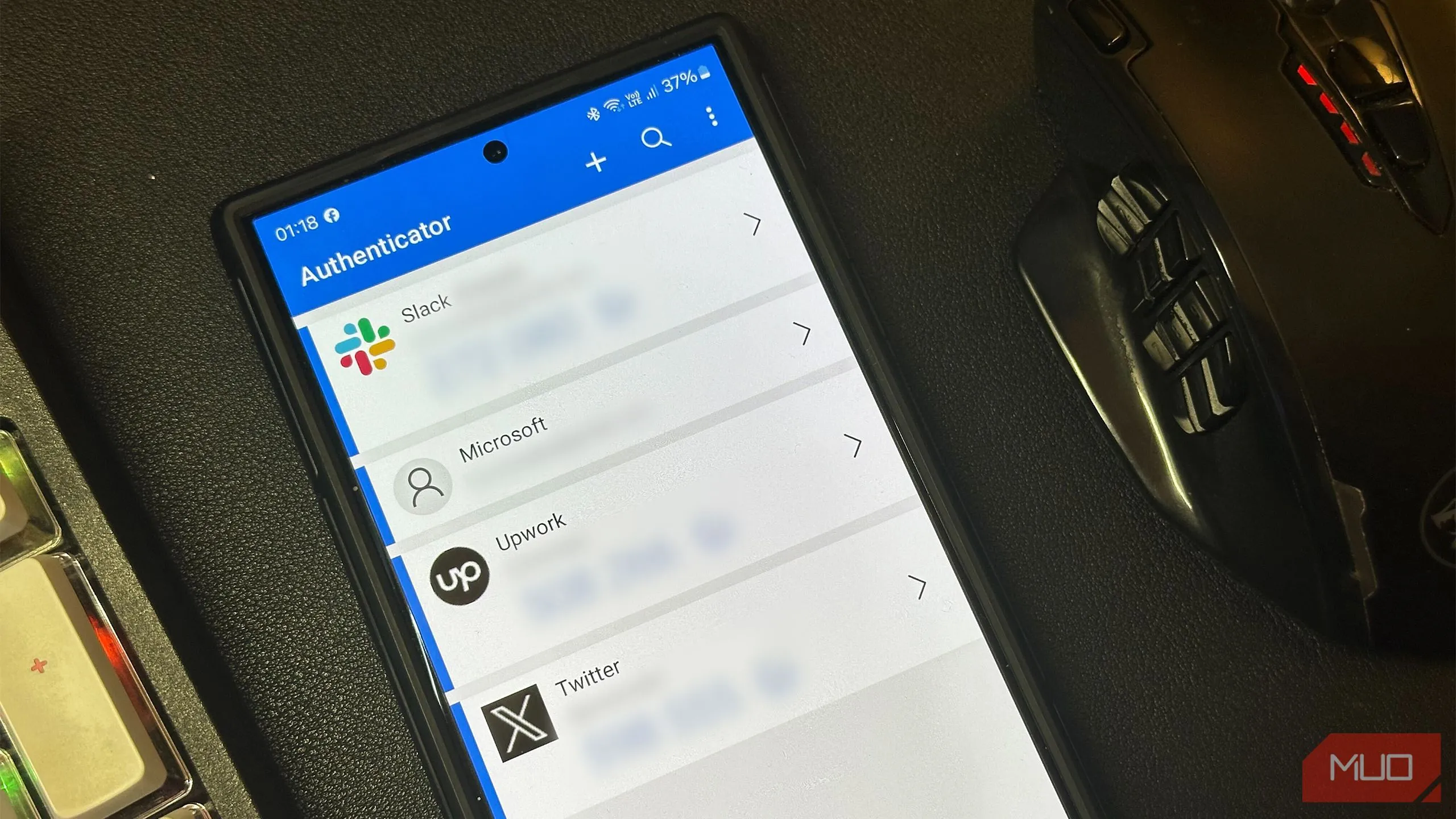 Ứng dụng Microsoft Authenticator trên điện thoại Samsung Galaxy S24 Ultra, minh họa việc sử dụng xác thực hai yếu tố (2FA) để bảo vệ tài khoản