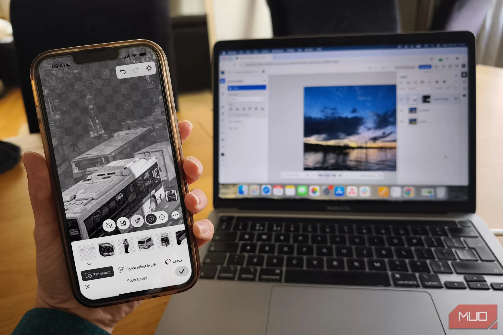 Ứng dụng Photoshop Mobile và Web App trên màn hình MacBook