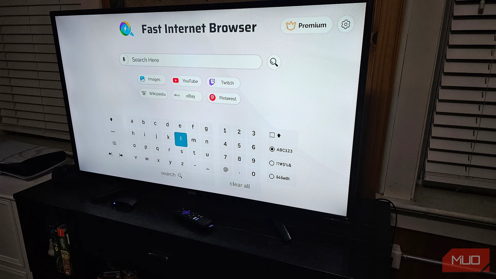 Ứng dụng trình duyệt Fast Internet Browser được mở trên một chiếc Smart TV dùng thiết bị Roku, cho phép người dùng duyệt web trên màn hình lớn.