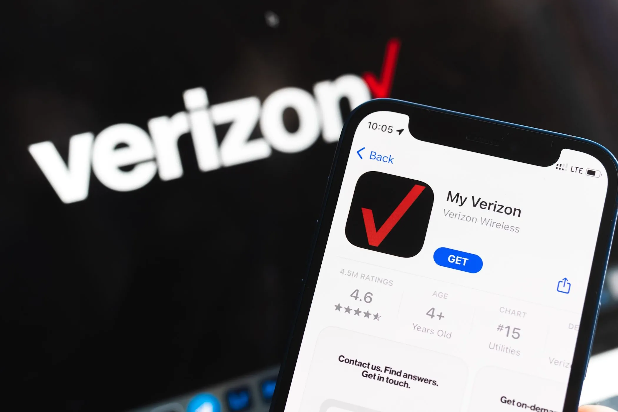 Ứng dụng Verizon trên iPhone minh họa việc kiểm tra ưu đãi YouTube Premium từ nhà mạng di động