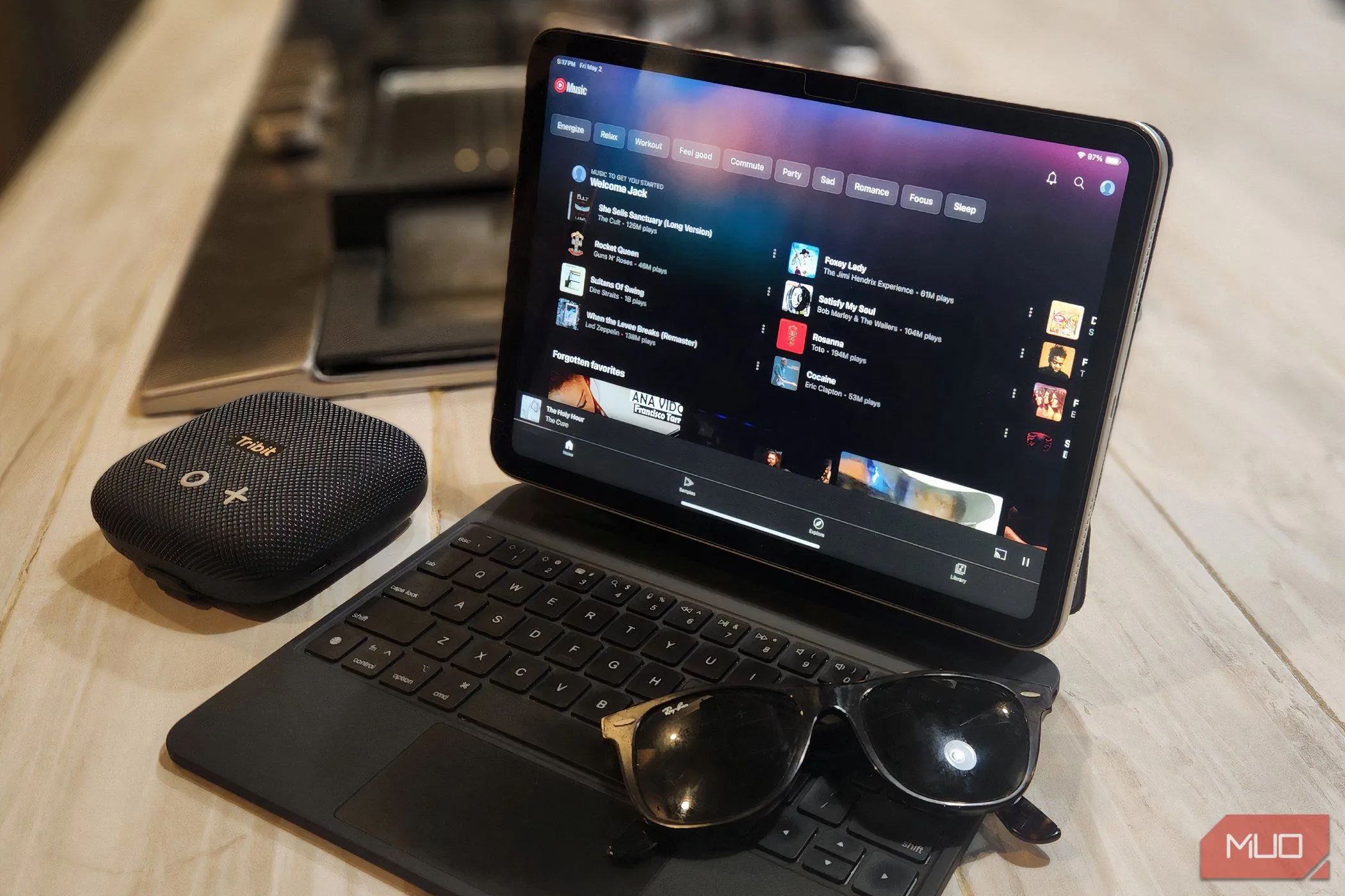 Ứng dụng YouTube Music Premium hiển thị trên màn hình máy tính bảng