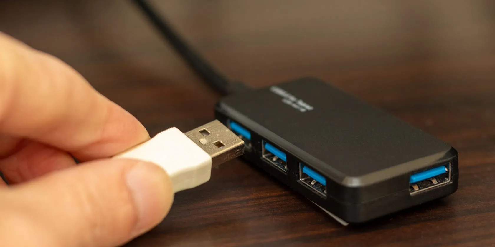USB Hub đa năng với nhiều cổng kết nối, minh họa khả năng mở rộng kết nối cho màn hình máy tính