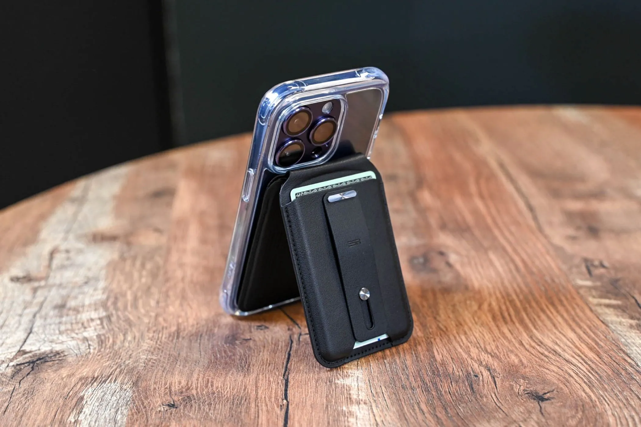Ví da ESR HaloLock Geo MagSafe gắn trên iPhone, minh họa phụ kiện MagSafe đa năng